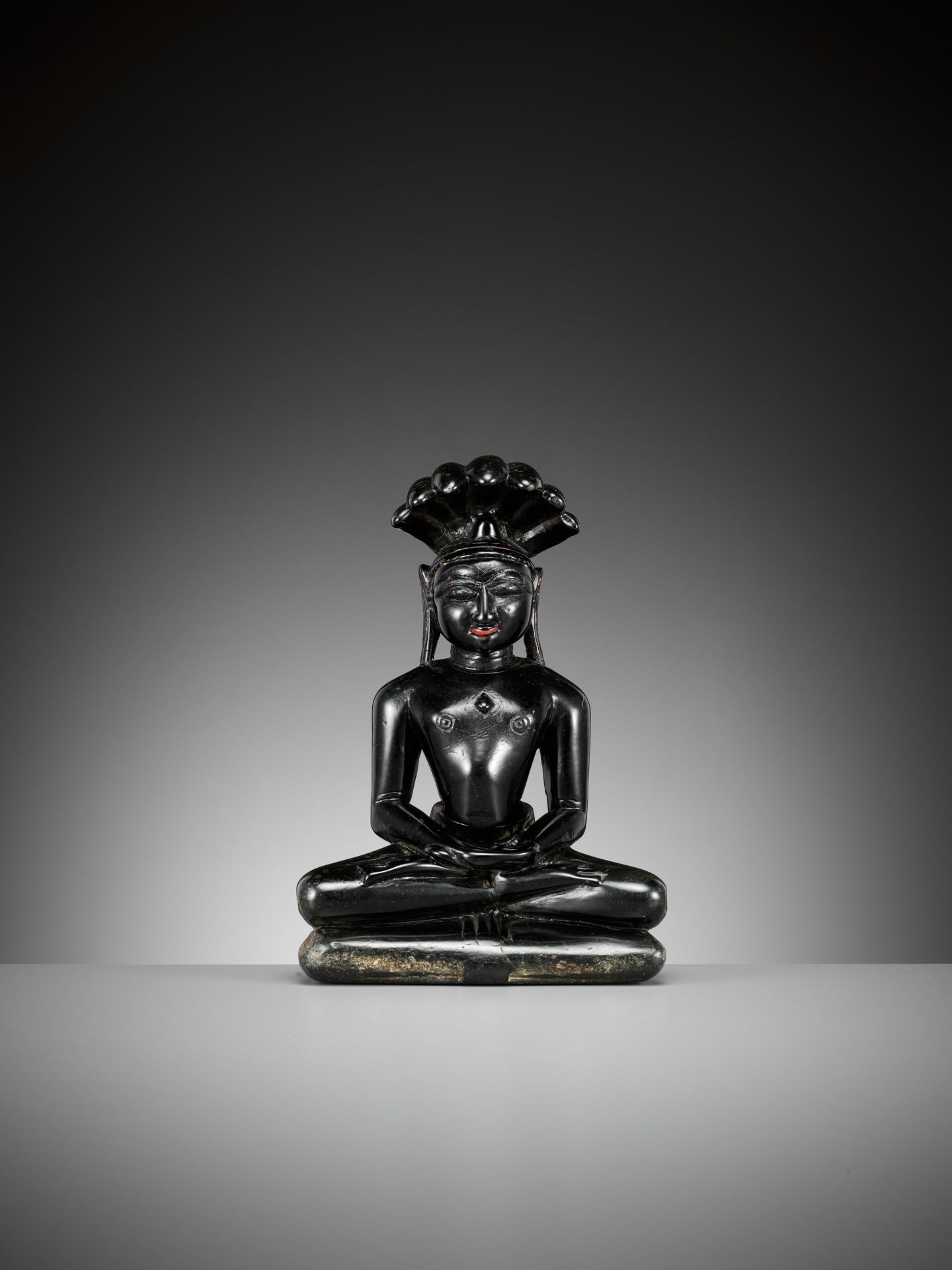 A BLACK STONE FIGURE OF PARSHVANATHA, JAIN, 15TH-17TH CENTURY - Bild 9 aus 10