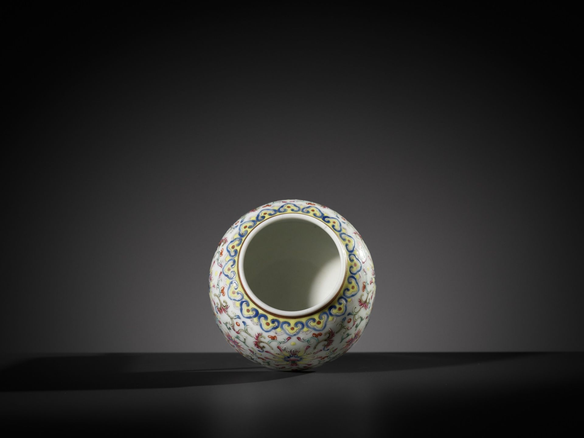 A FAMILLE ROSE WATER POT, JIAQING MARK AND PERIOD - Image 10 of 10