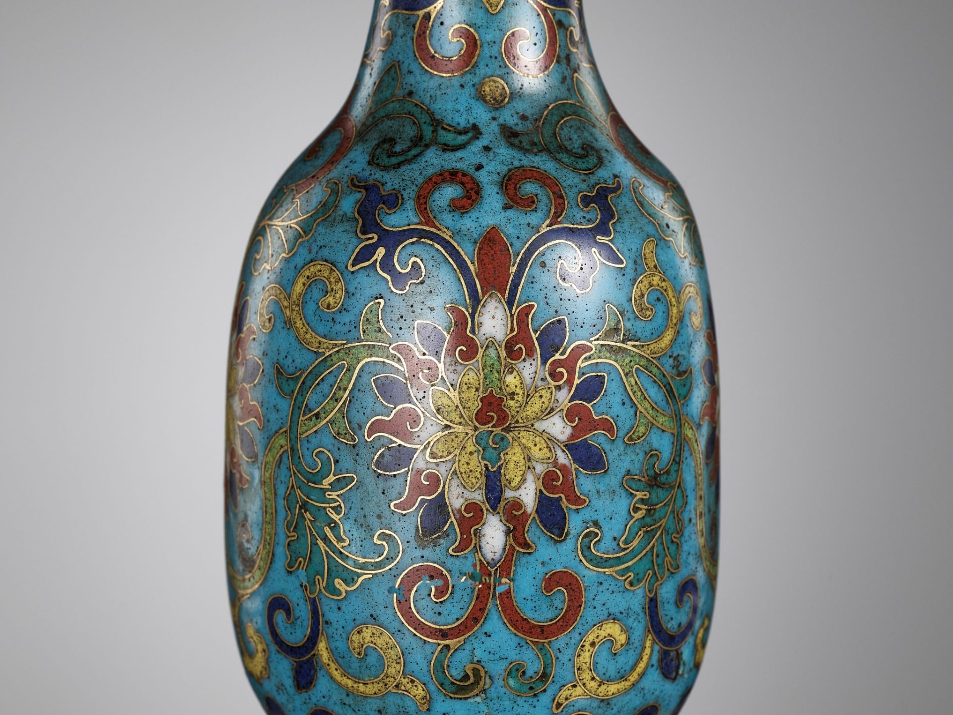 A CLOISONNE ENAMEL MALLET VASE, QIANLONG FIVE-CHARACTER MARK AND OF THE PERIOD - Image 8 of 14