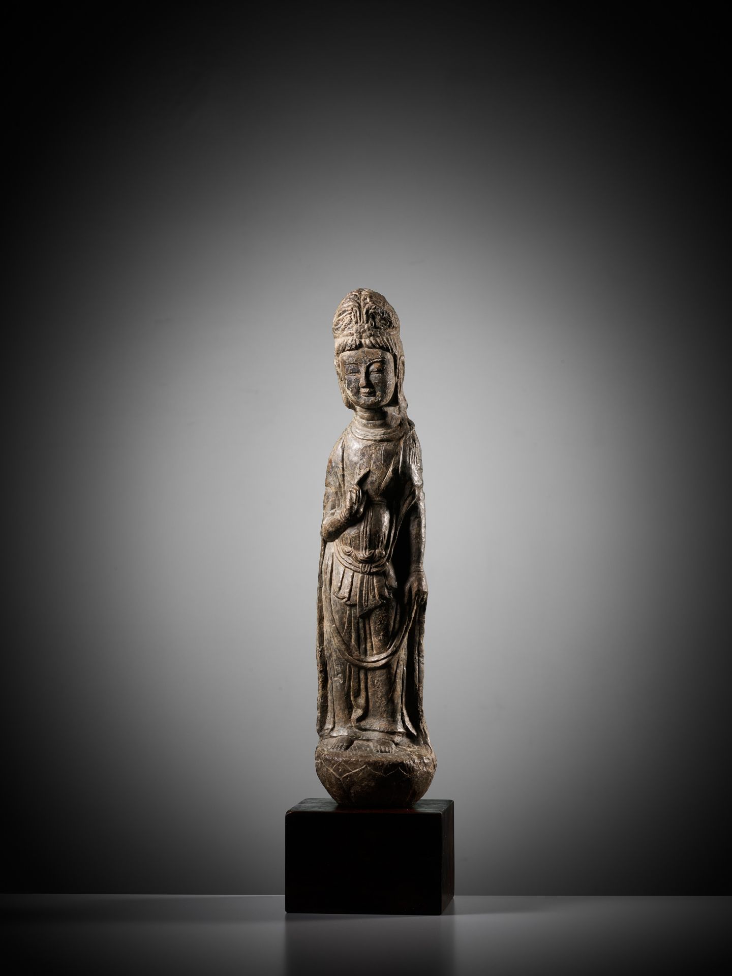 A RARE AND IMPORTANT LIMESTONE FIGURE OF A BODHISATTVA, LONGMEN GROTTOES, NORTHERN WEI DYNASTY - Image 9 of 18