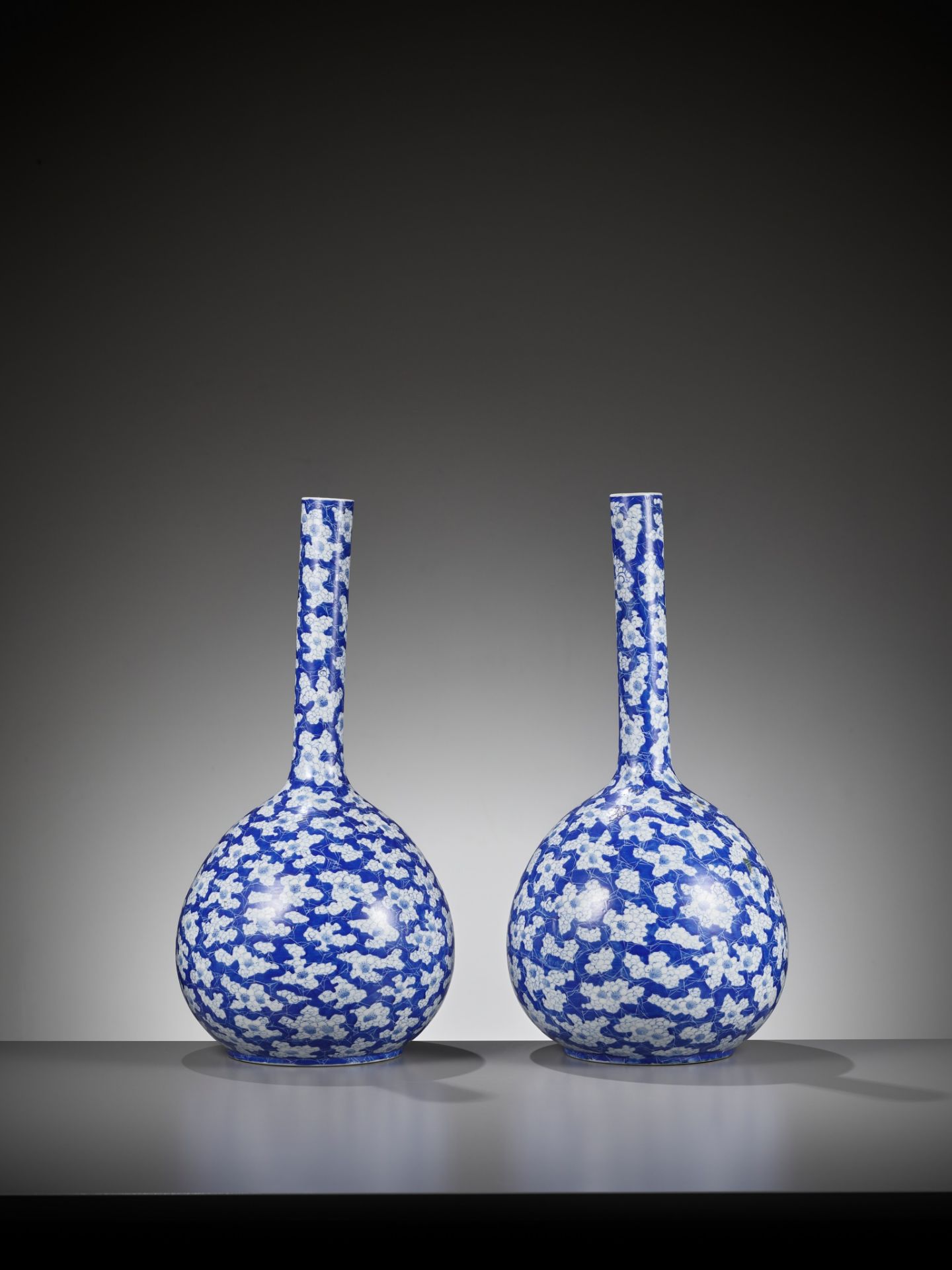 A PAIR OF BLUE AND WHITE 'ICE CRACK AND PRUNUS' BOTTLE VASES, 19TH CENTURY - Bild 7 aus 14