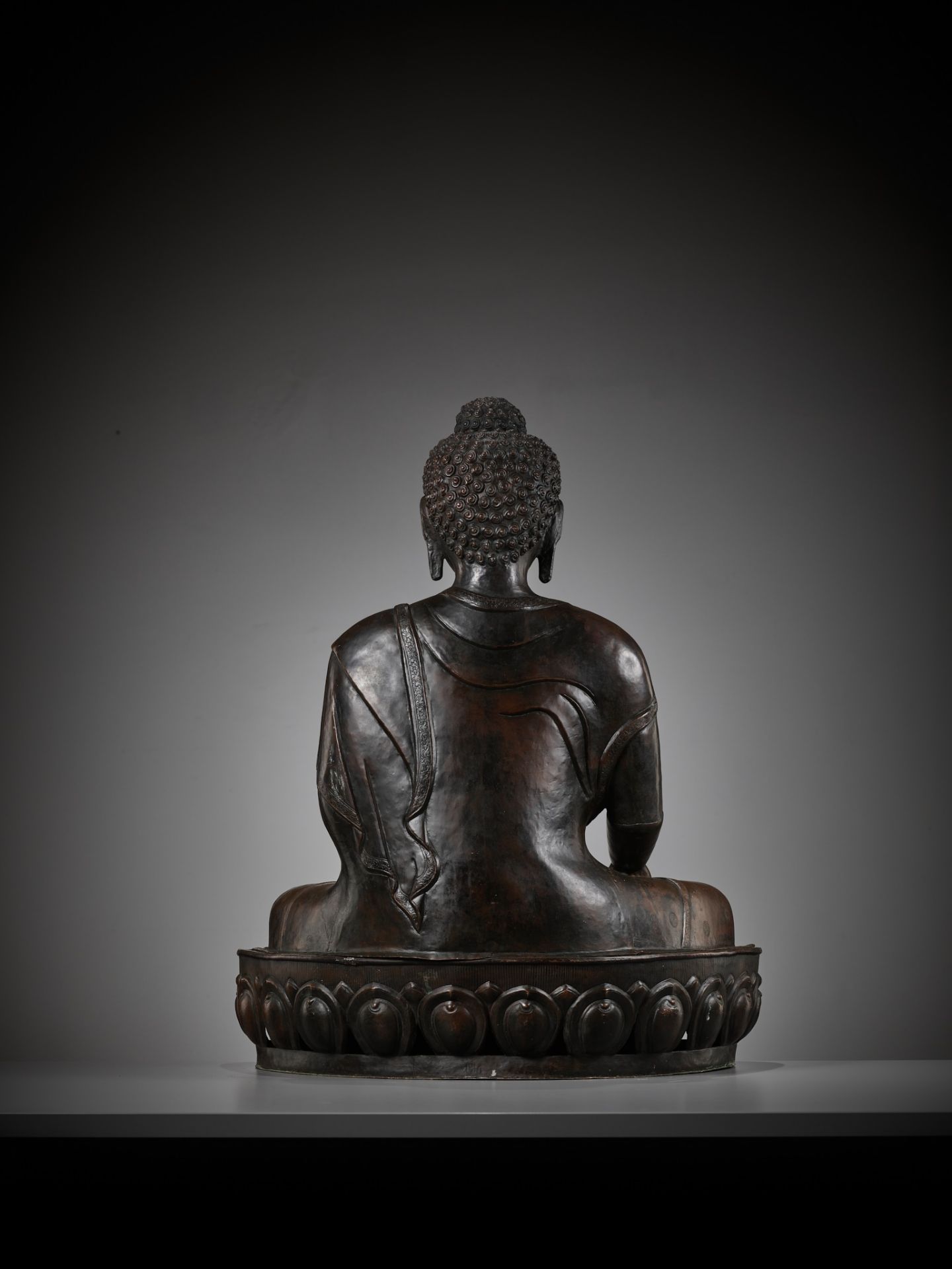 A LARGE CAST AND REPOUSSE COPPER FIGURE OF BUDDHA SHAKYAMUNI, QING DYNASTY - Bild 7 aus 12