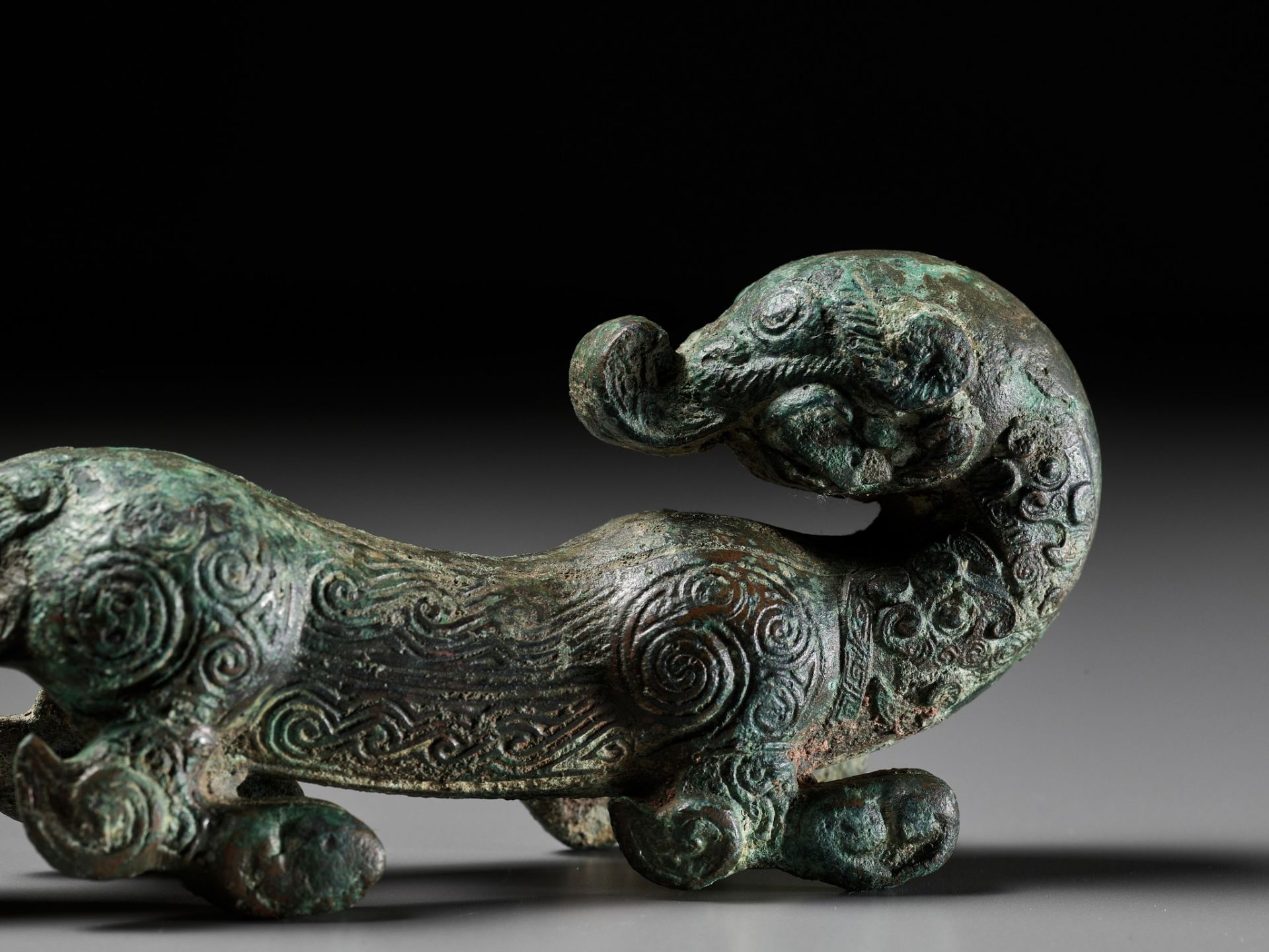 A SUPERB BRONZE FIGURE OF A DRAGON, EASTERN ZHOU DYNASTY, CHINA, 770-256 BC - Bild 24 aus 25