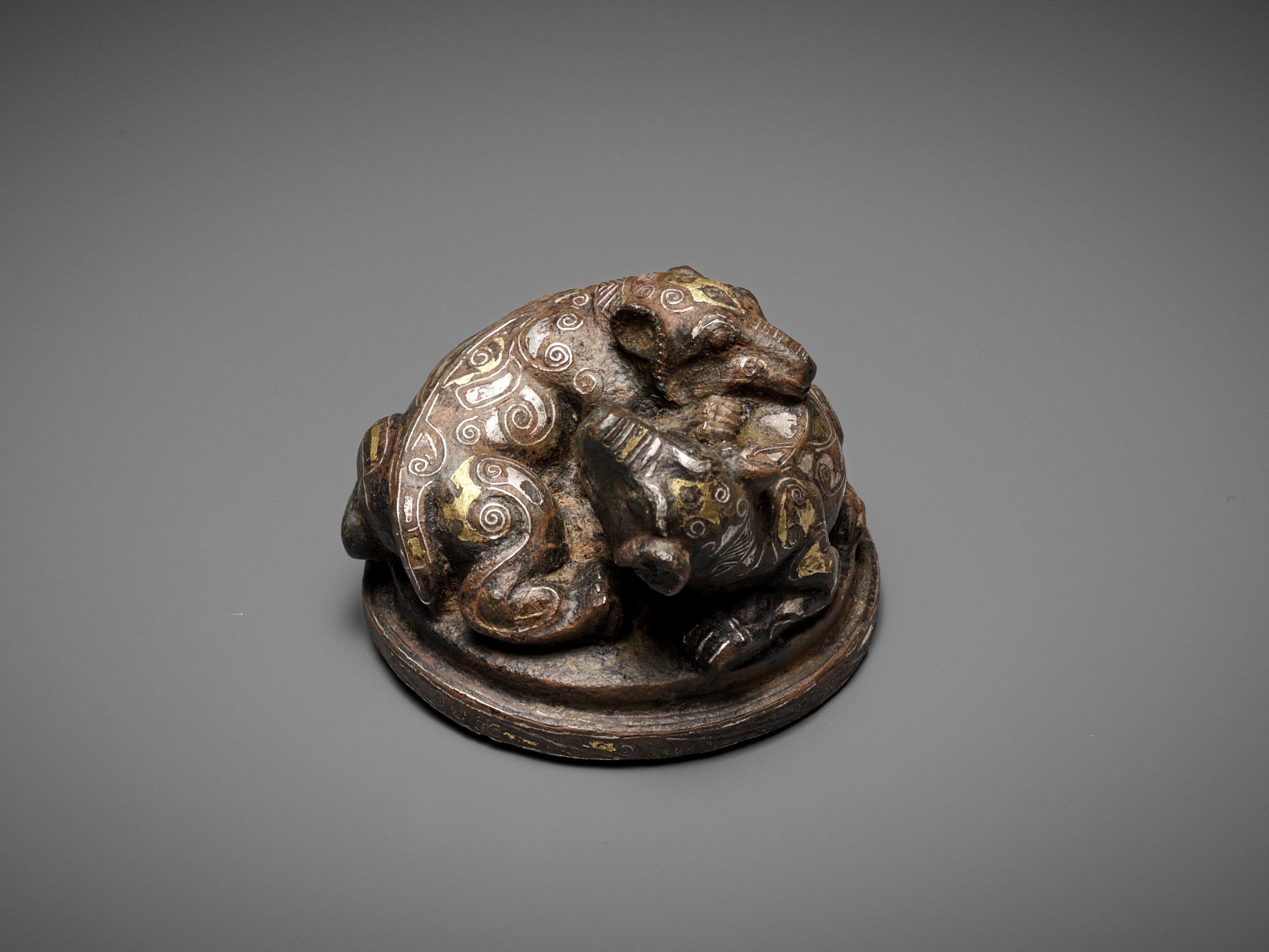 A GOLD AND SILVER-INLAID 'FIGHTING BEARS' BRONZE MAT WEIGHT, WARRING STATES TO HAN DYNASTY - Image 2 of 12
