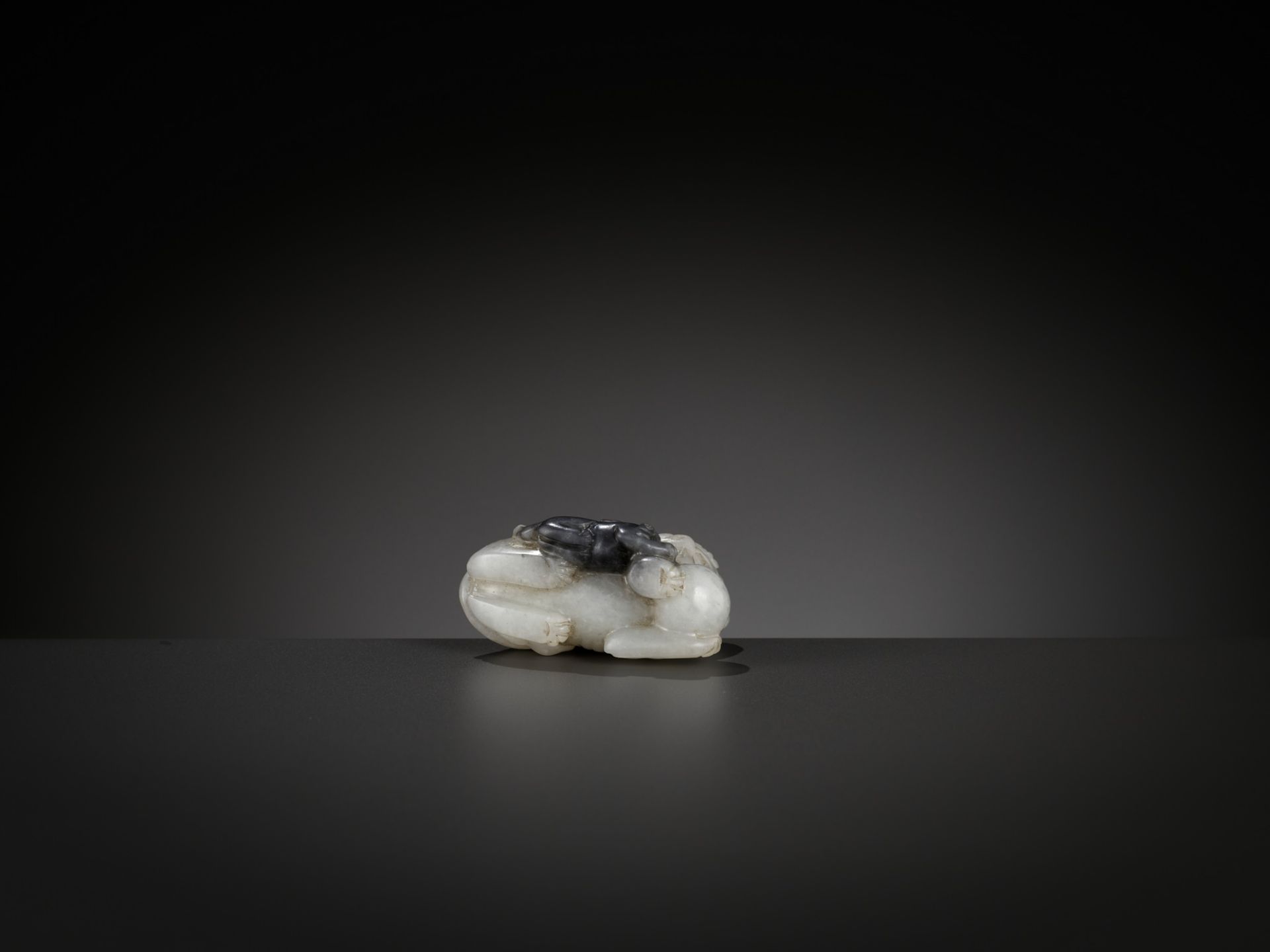 A WHITE AND GRAY JADE GROUP OF A LION AND CUB, LATE MING TO EARLY QING DYNASTY - Image 9 of 9