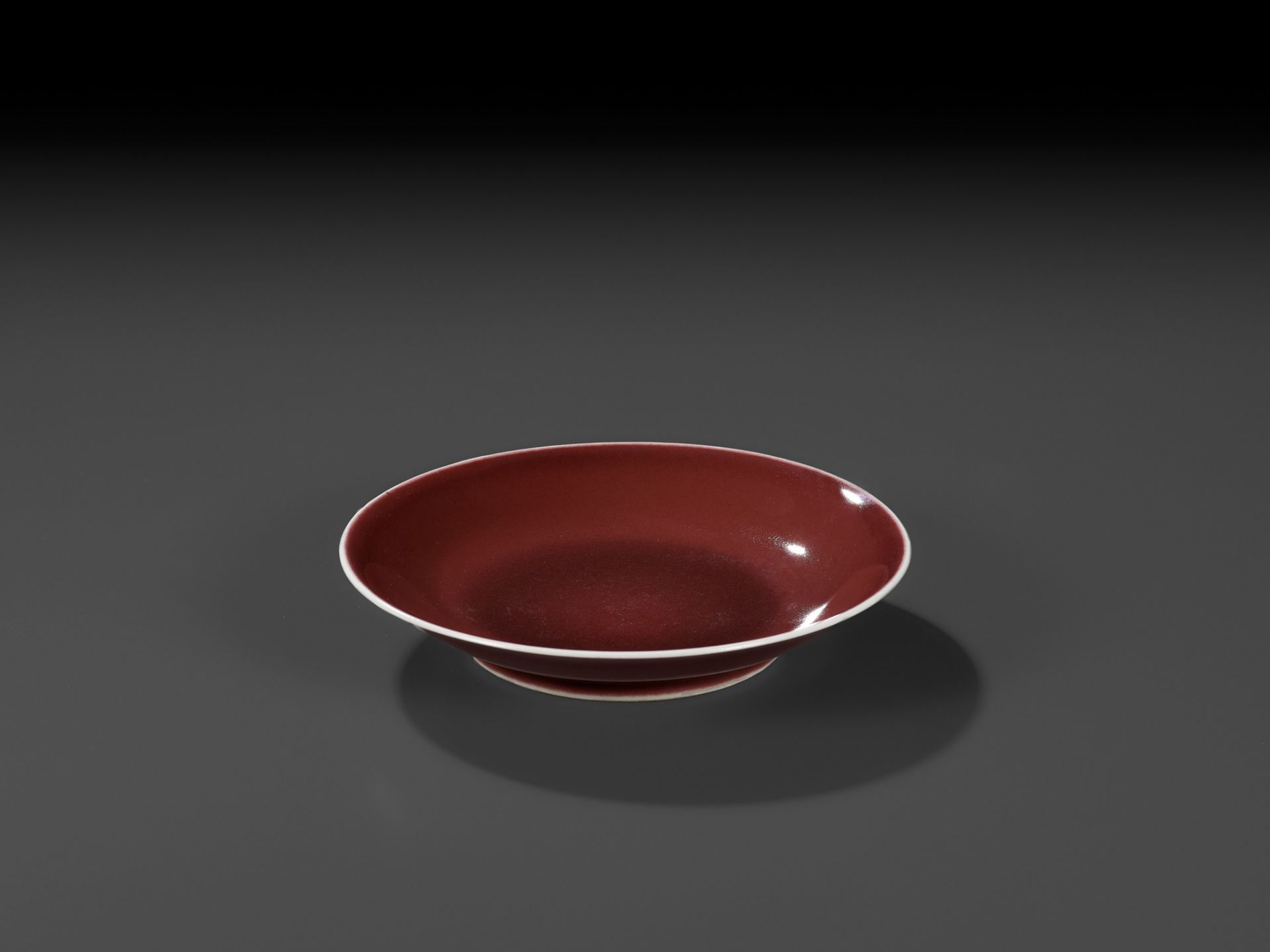 A COPPER-RED GLAZED DISH, WITH A LIVER-RED GLAZE POOLING IN THE WELL, QIANLONG MARK AND PERIOD - Bild 3 aus 9