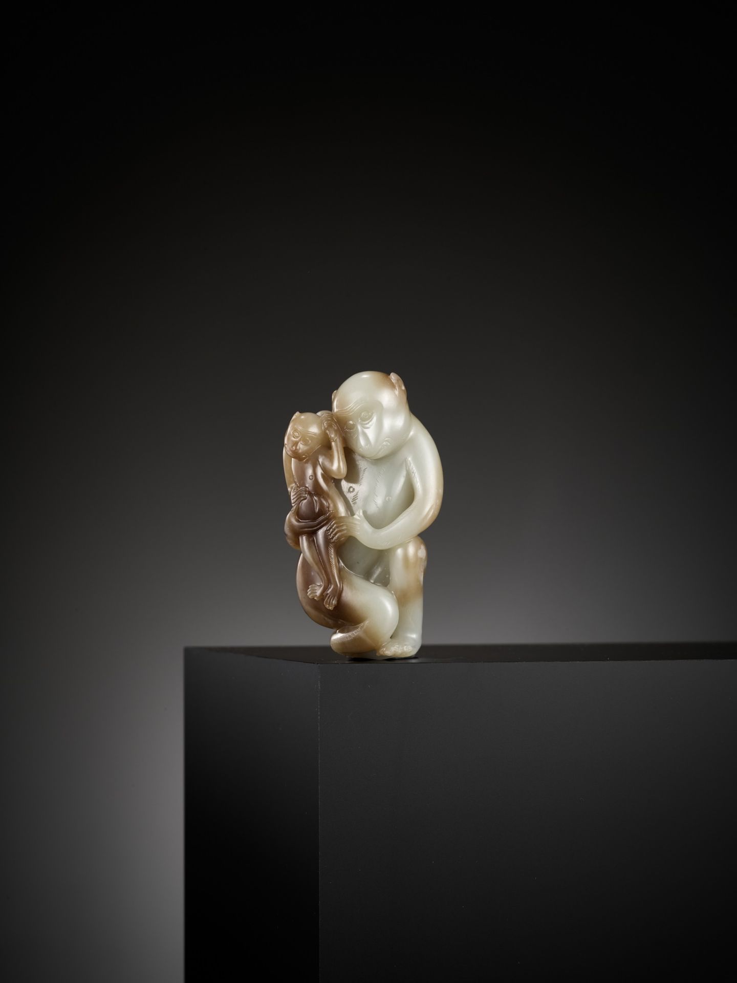 A FINE PALE CELADON AND CHESTNUT BROWN JADE 'MONKEYS AND PEACH' GROUP, 18TH CENTURY - Bild 11 aus 21