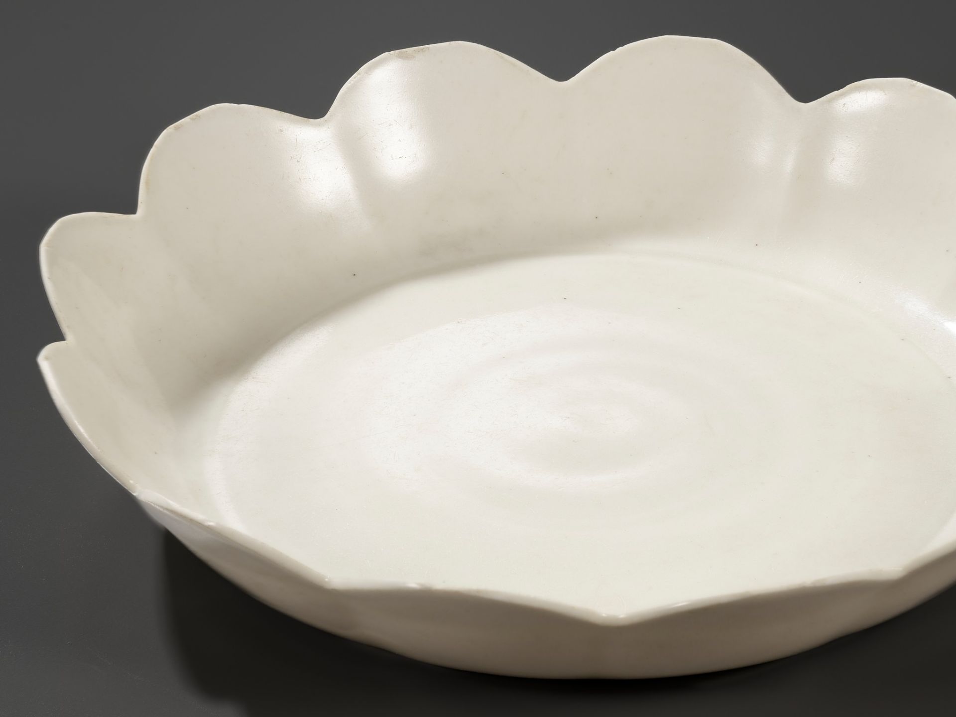 AN EXTREMELY RARE DINGYAO PETAL-LOBED DISH, SONG DYNASTY - Image 6 of 9