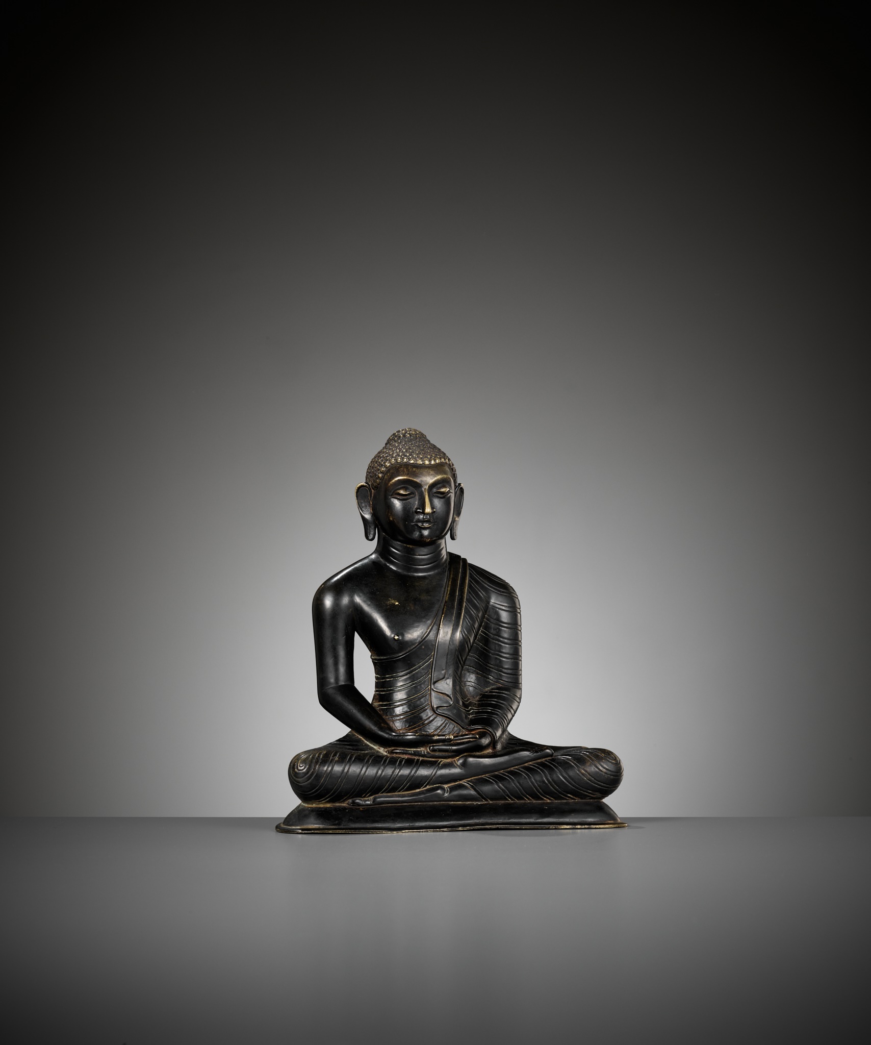 A BRONZE FIGURE OF BUDDHA, SRI LANKA, 18TH TO 19TH CENTURY - Image 9 of 10