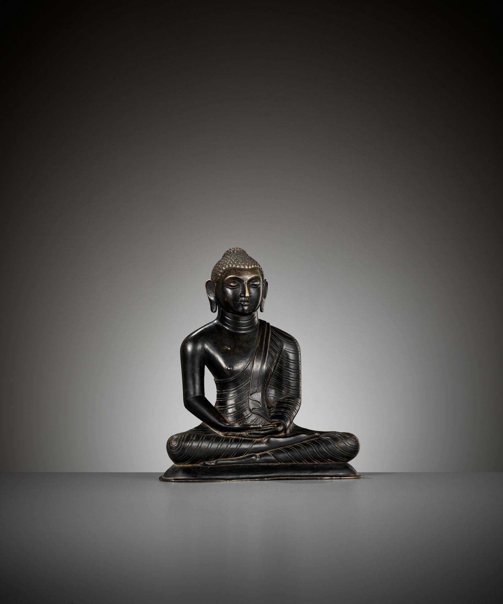 A BRONZE FIGURE OF BUDDHA, SRI LANKA, 18TH TO 19TH CENTURY - Image 9 of 10
