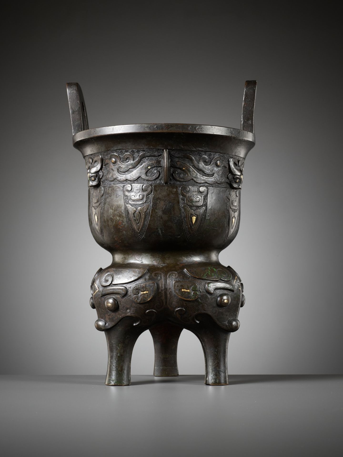 A GOLD AND SILVER-INLAID BRONZE ARCHAISTIC STEAMER, SONG TO MING DYNASTY - Image 13 of 24