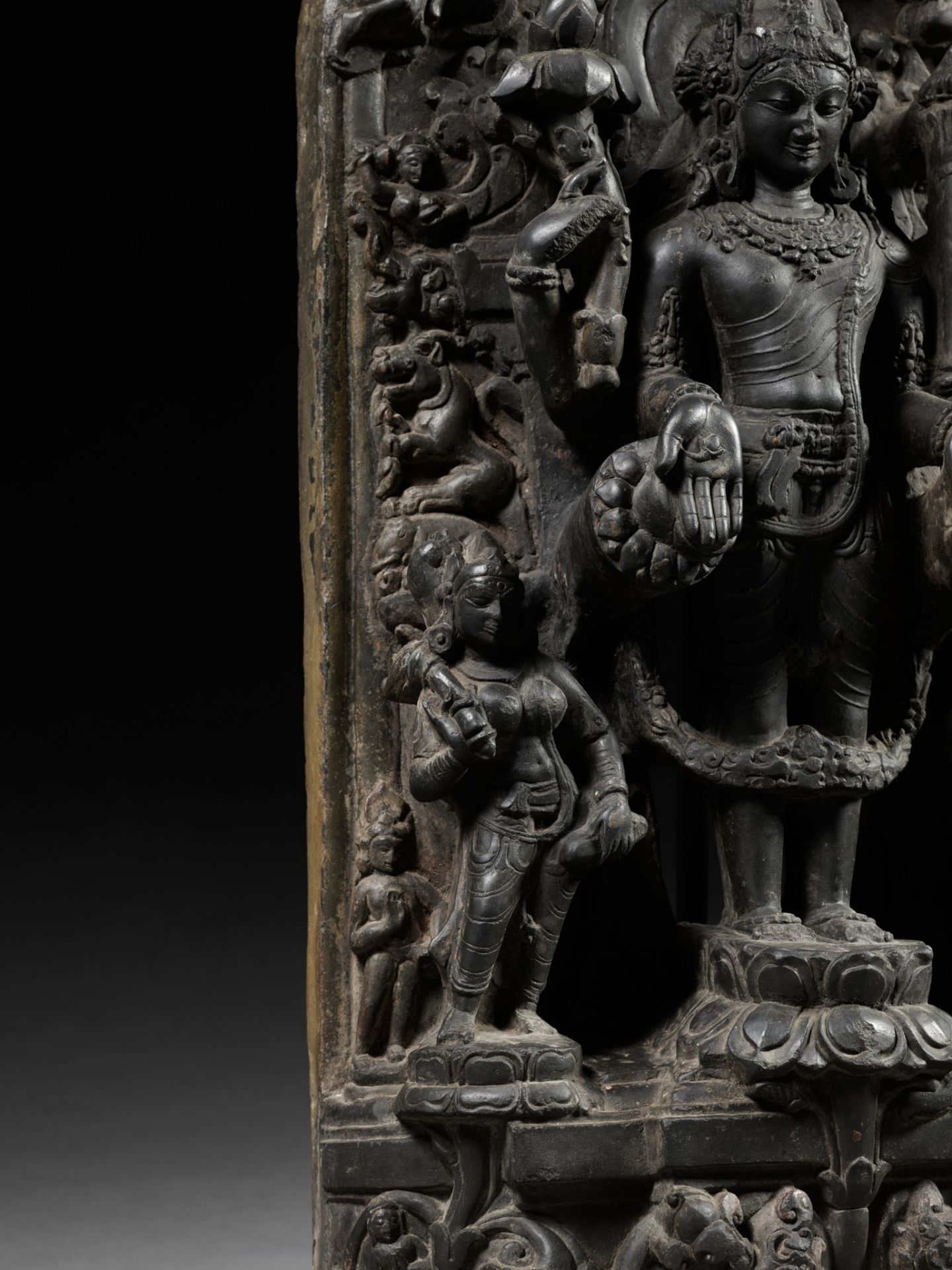 A MASSIVE BLACK STONE TRINITY STELE DEPICTING VISHNU, SARASVATI AND LAKSHMI, PALA PERIOD - Bild 5 aus 12