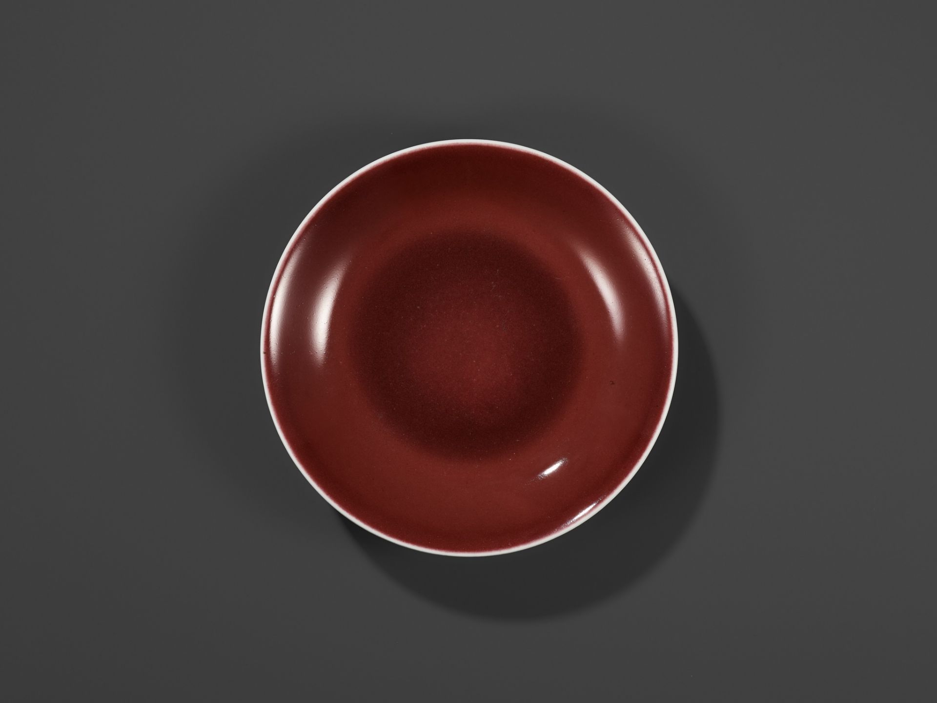 A COPPER-RED GLAZED DISH, WITH A LIVER-RED GLAZE POOLING IN THE WELL, QIANLONG MARK AND PERIOD - Bild 6 aus 9