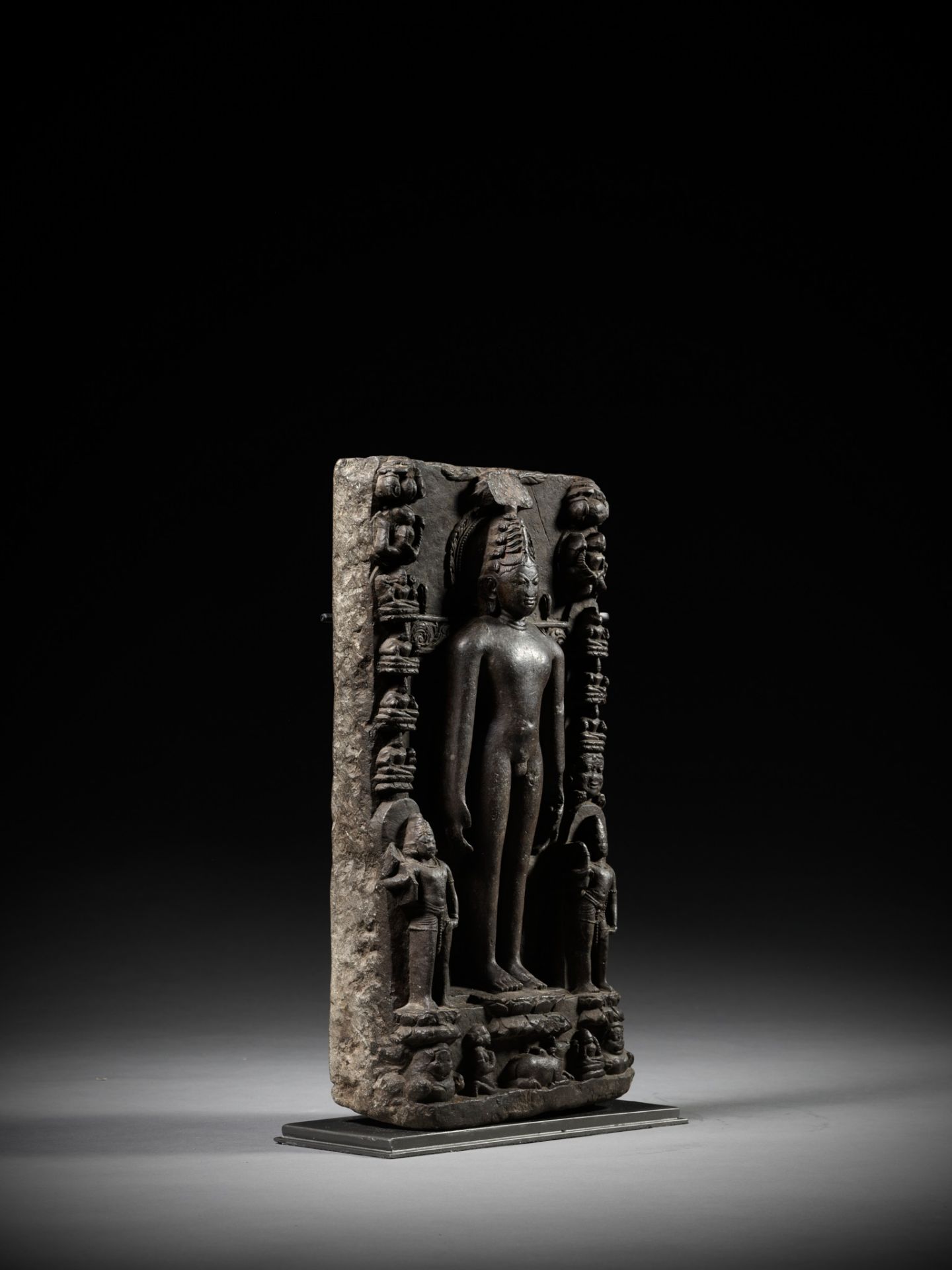 A BLACK STONE STELE DEPICTING RISHABHANATHA, THE FIRST TIRTHANKARA - Bild 9 aus 12