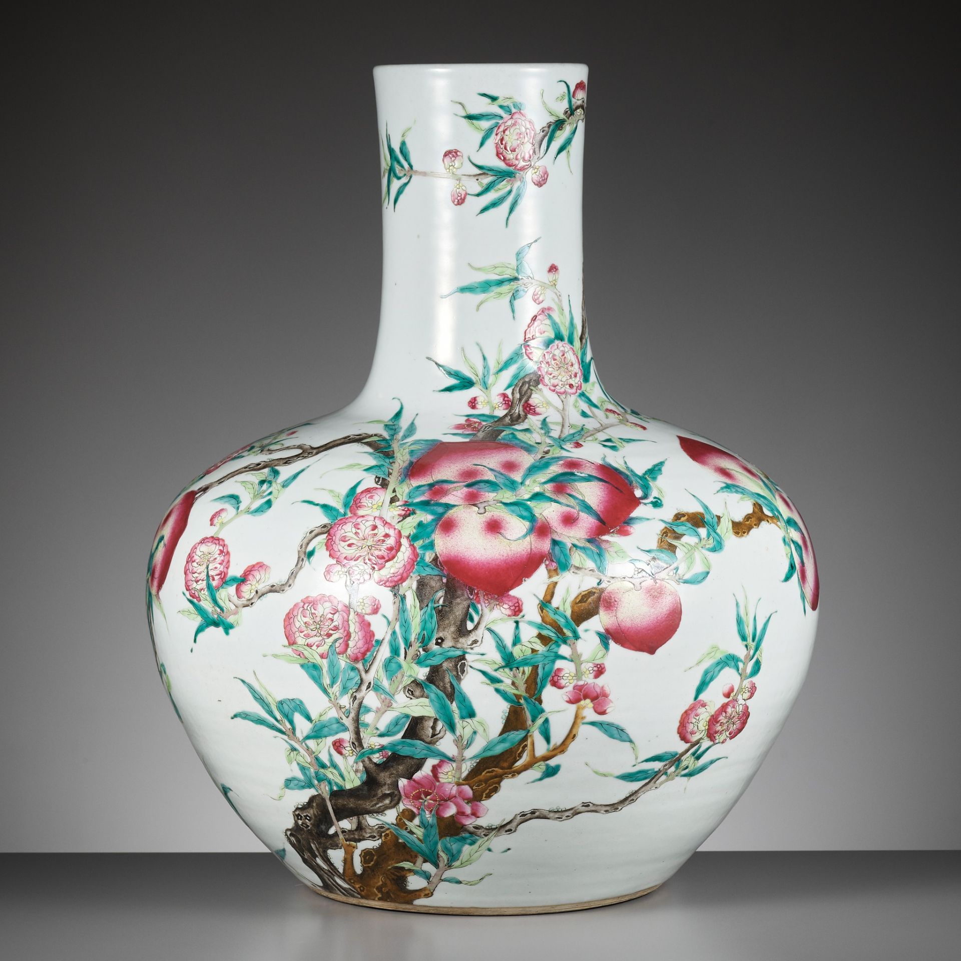 A FAMILLE ROSE 'NINE PEACHES' VASE, TIANQIUPING, LATE QING DYNASTY TO REPUBLIC PERIOD