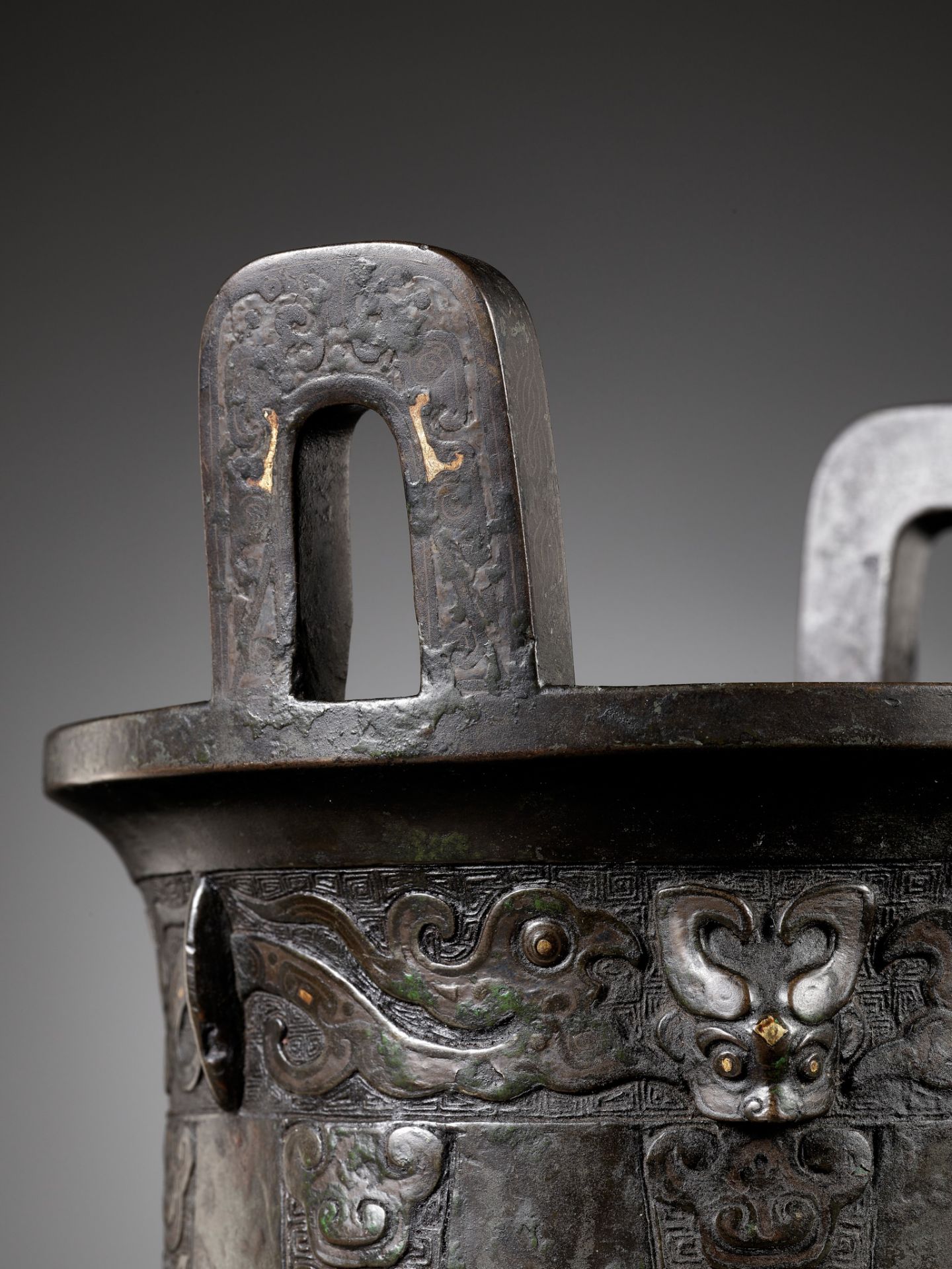 A GOLD AND SILVER-INLAID BRONZE ARCHAISTIC STEAMER, SONG TO MING DYNASTY - Image 19 of 24