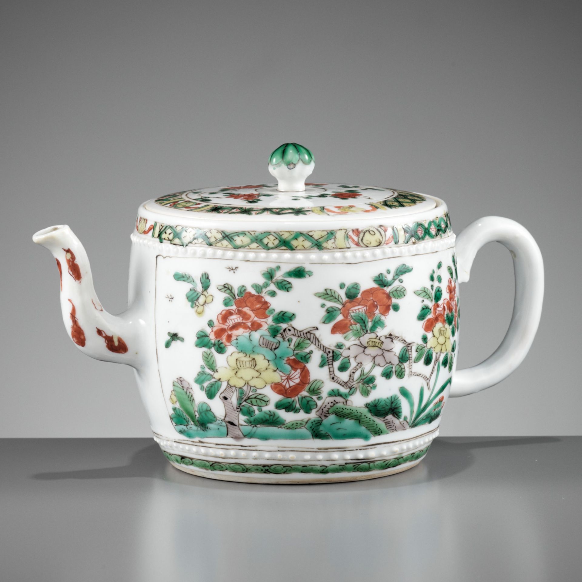 A FAMILLE VERTE BARREL-SHAPED TEAPOT AND COVER, KANGXI PERIOD