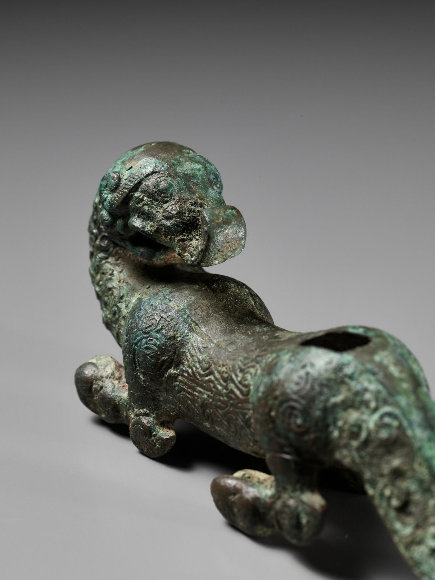 A SUPERB BRONZE FIGURE OF A DRAGON, EASTERN ZHOU DYNASTY, CHINA, 770-256 BC - Bild 19 aus 25