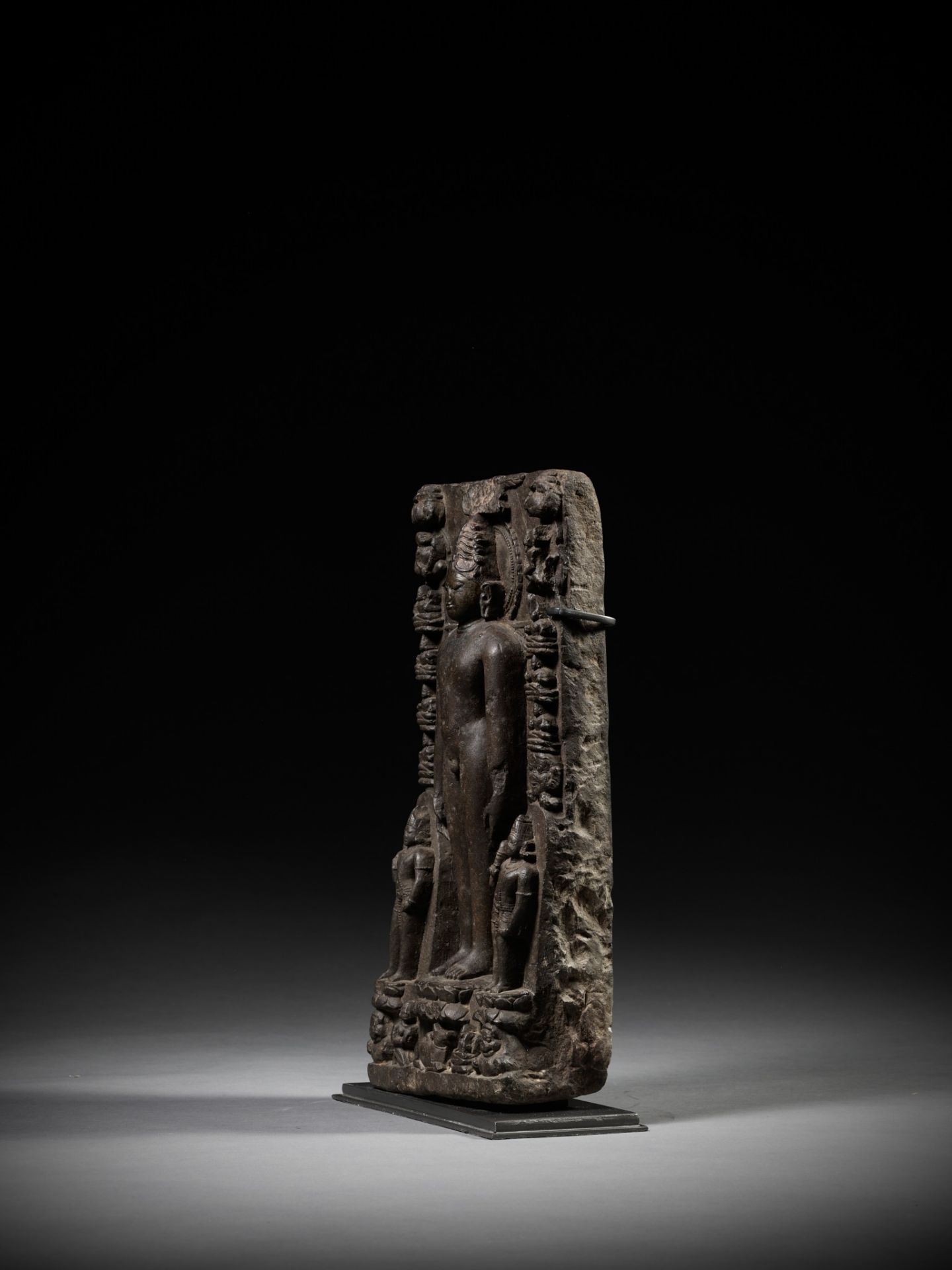 A BLACK STONE STELE DEPICTING RISHABHANATHA, THE FIRST TIRTHANKARA - Bild 7 aus 12