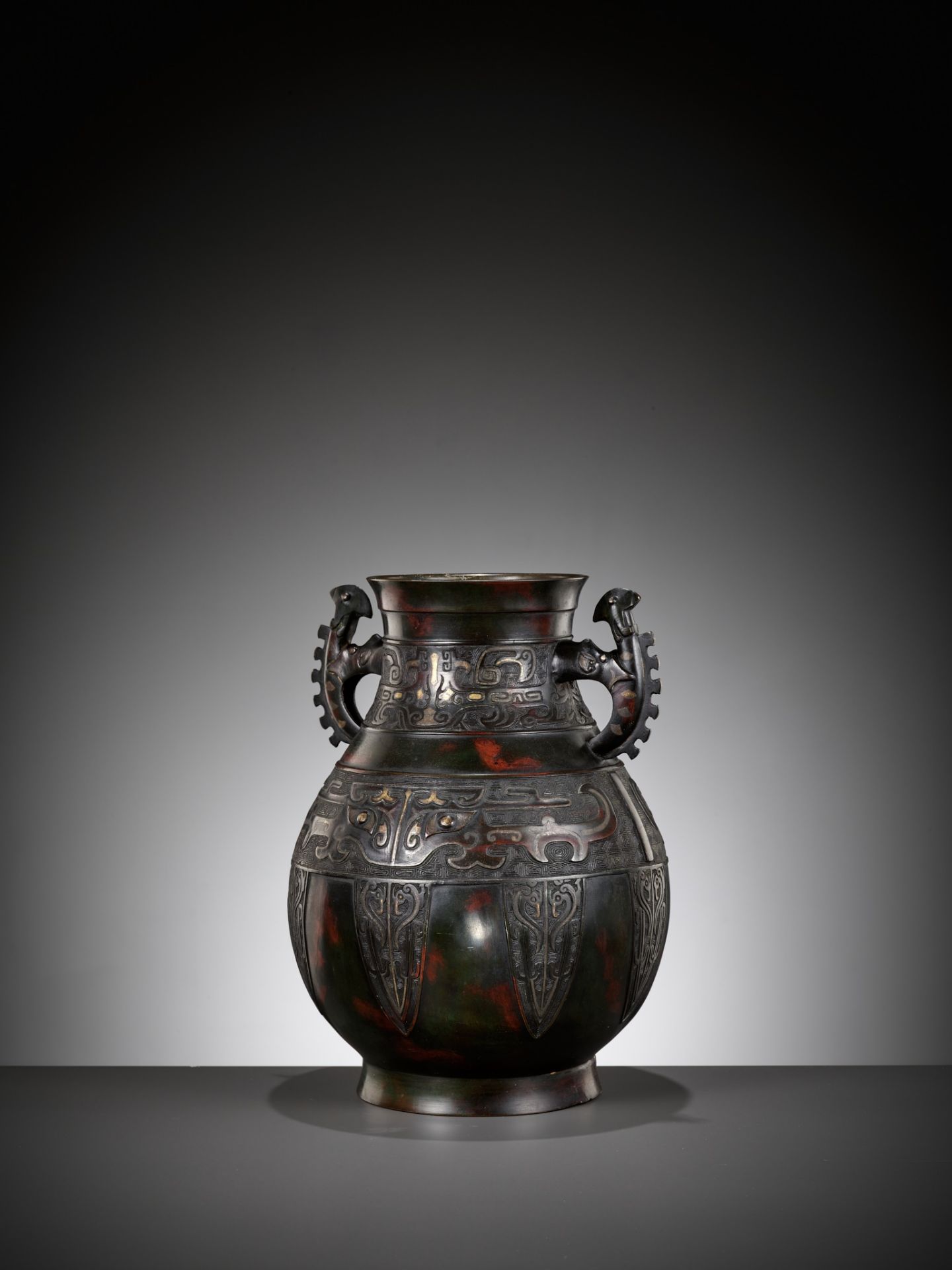 A LARGE ARCHAISTIC GOLD AND SILVER-INLAID BRONZE VASE, HU, QING DYNASTY - Bild 6 aus 14