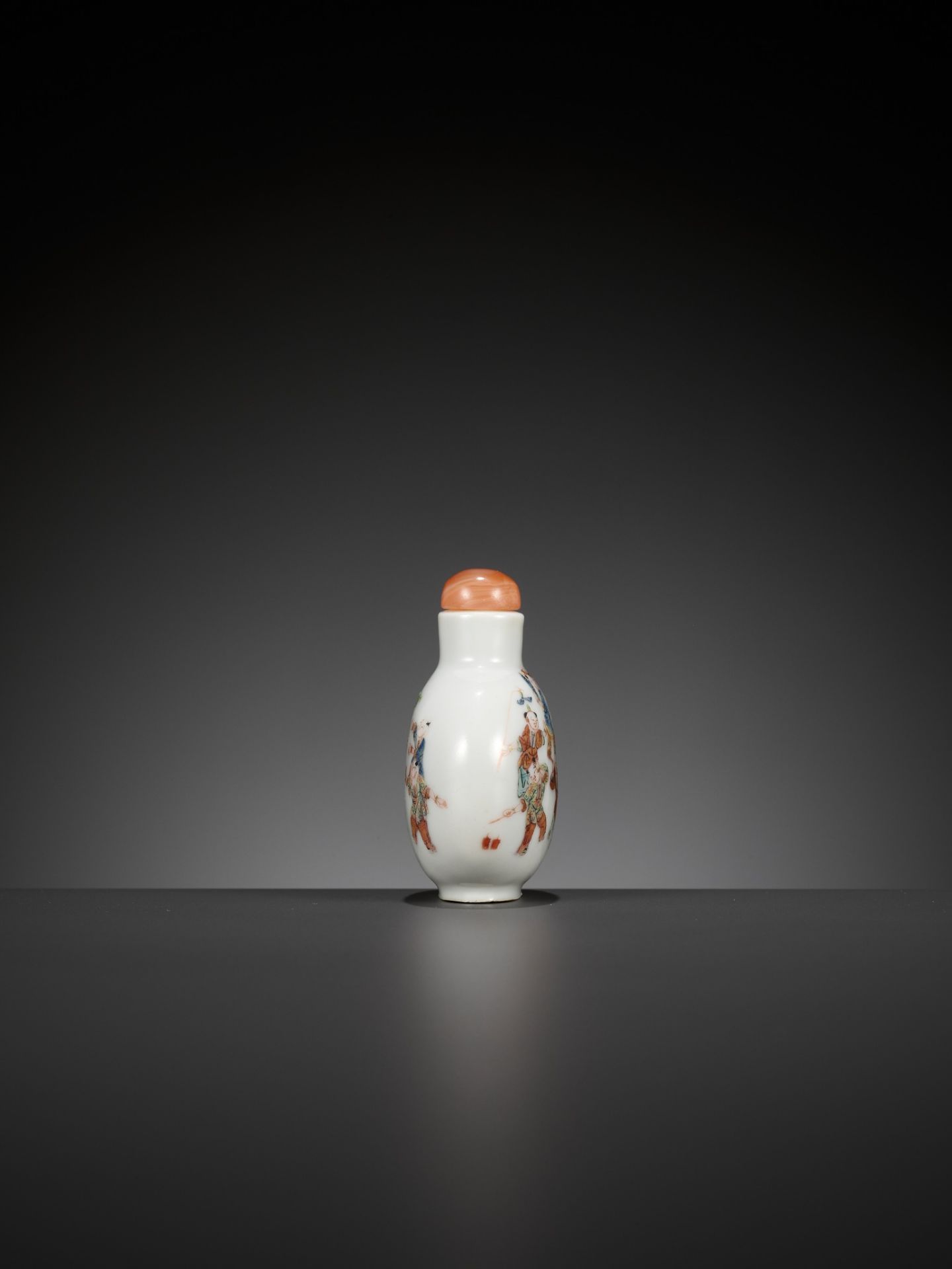 AN IMPERIAL FAMILLE ROSE 'BOYS AT PLAY' PORCELAIN SNUFF BOTTLE, DAOGUANG MARK AND PERIOD - Image 5 of 11