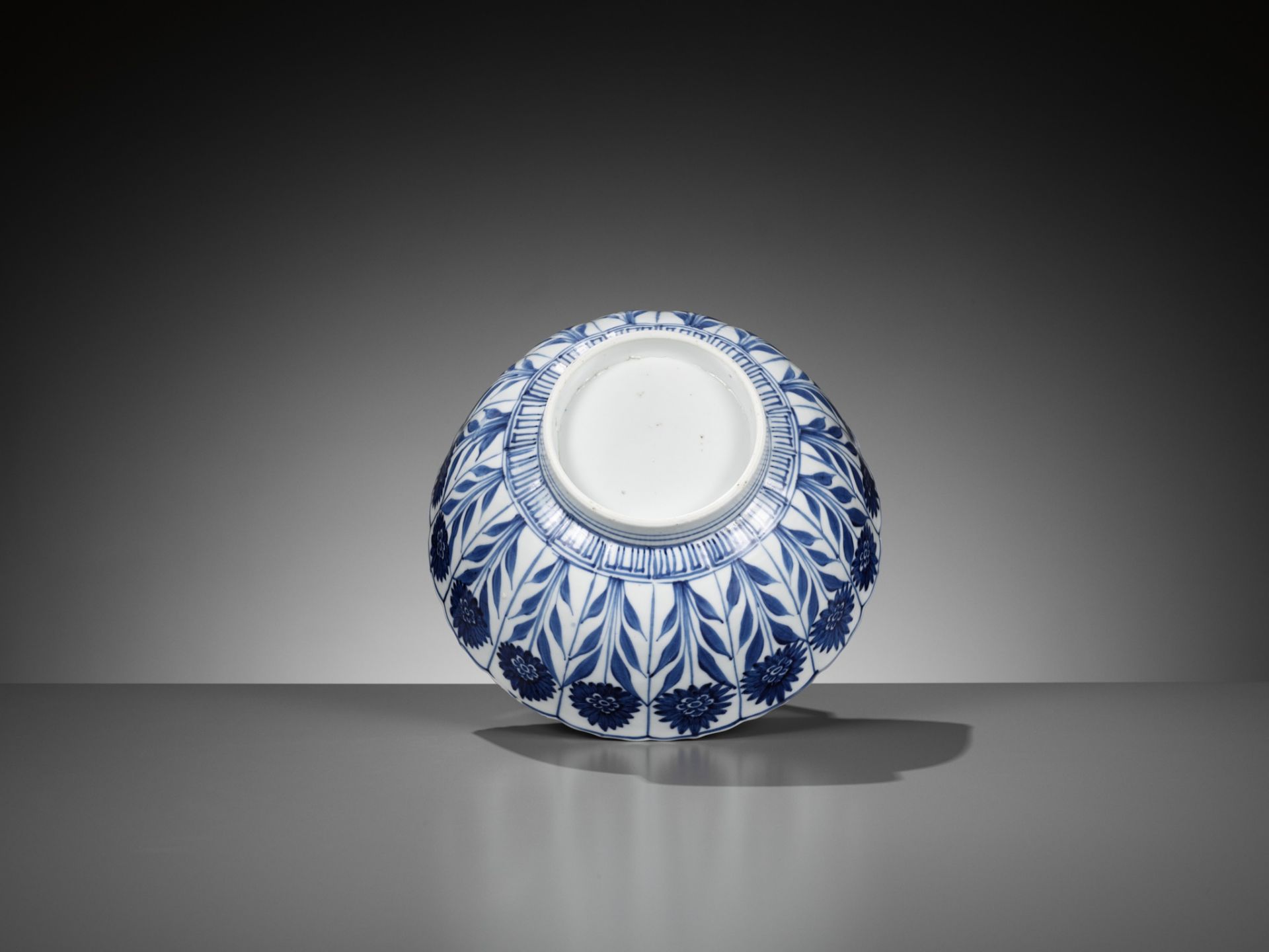A BLUE AND WHITE 'ASTER' BOWL, KANGXI PERIOD - Image 10 of 10