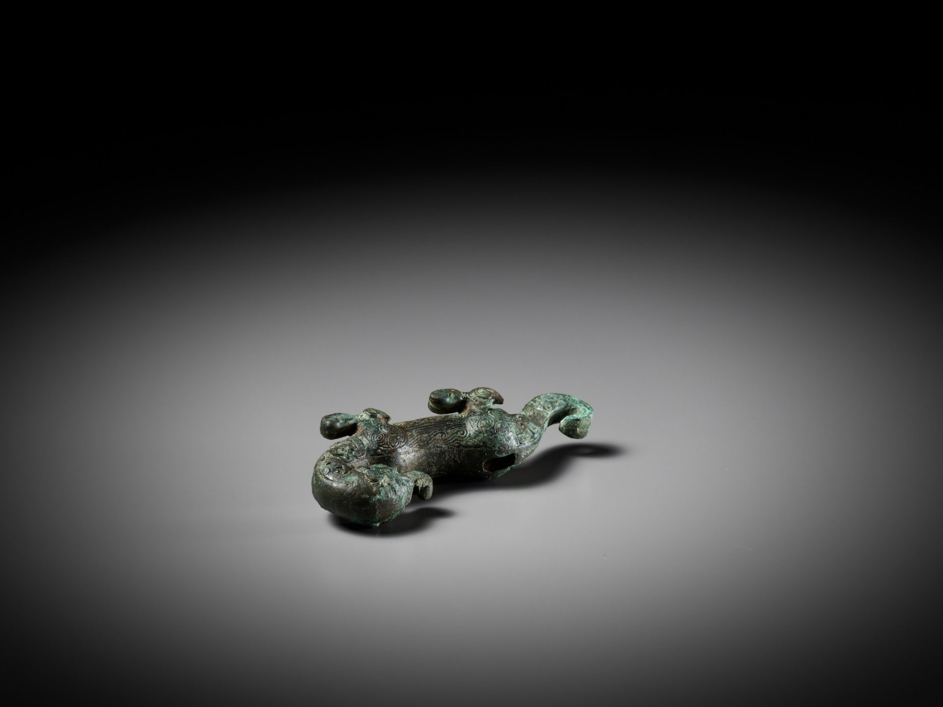 A SUPERB BRONZE FIGURE OF A DRAGON, EASTERN ZHOU DYNASTY, CHINA, 770-256 BC - Bild 10 aus 25