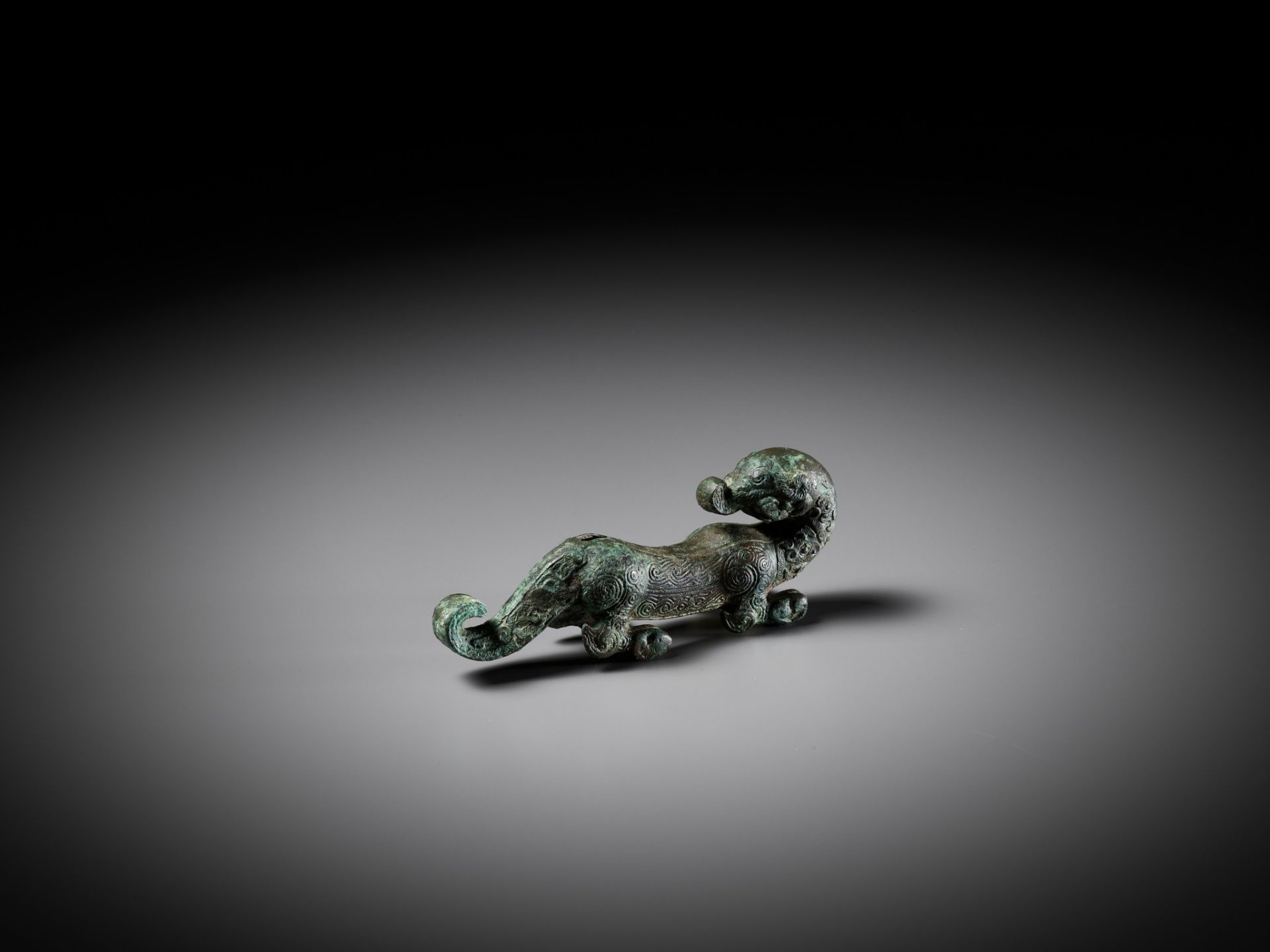 A SUPERB BRONZE FIGURE OF A DRAGON, EASTERN ZHOU DYNASTY, CHINA, 770-256 BC - Bild 3 aus 25