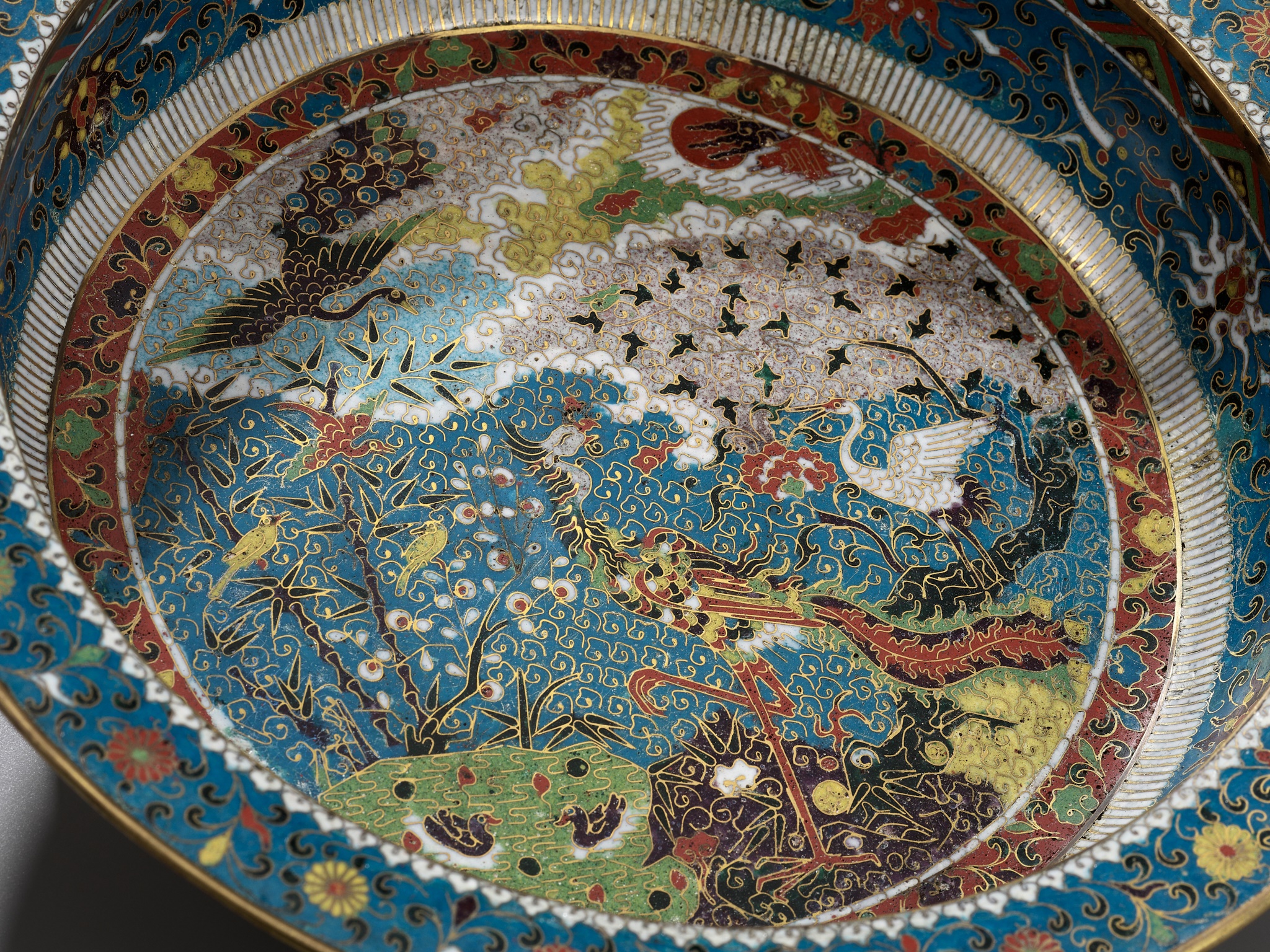 A LARGE 'BIRDS WORSHIPPING THE PHOENIX' CLOISONNE BASIN, MING DYNASTY - Image 9 of 13