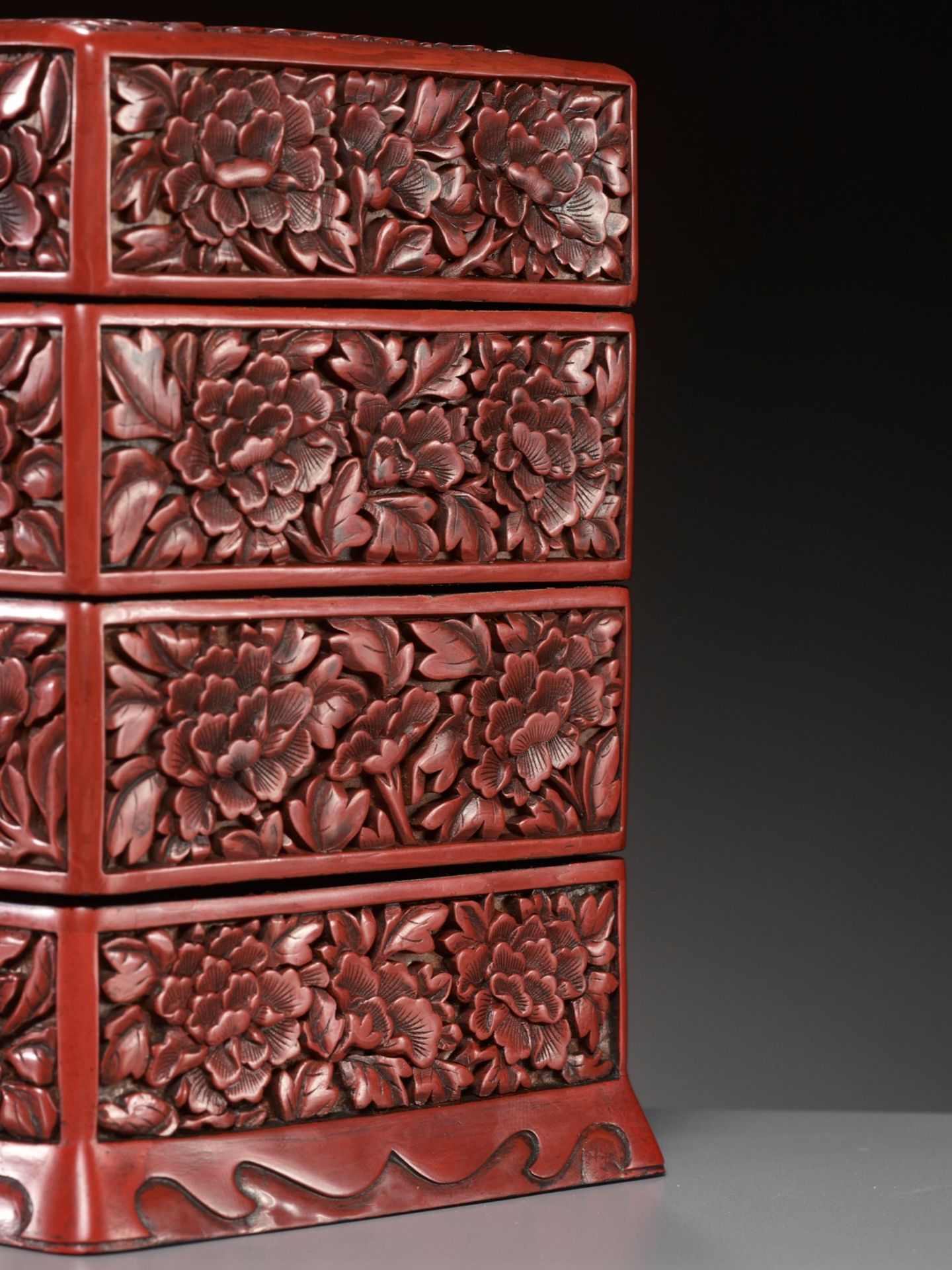 A CINNABAR LACQUER THREE-TIERED BOX AND COVER, LATE YUAN TO MID-MING DYNASTY - Image 5 of 12