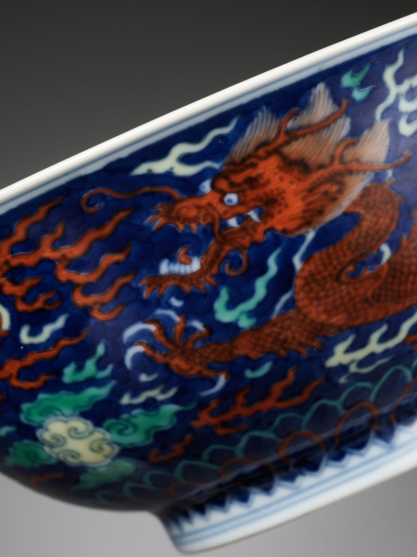 A RARE BLUE-GROUND POLYCHROME-DECORATED 'DRAGON' BOWL, QIANLONG MARK AND PERIOD - Bild 19 aus 19