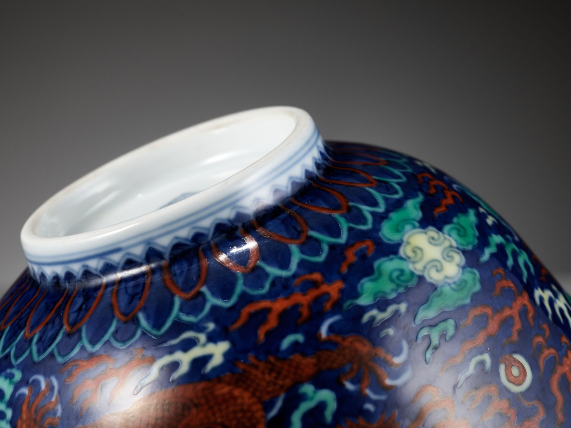 A RARE BLUE-GROUND POLYCHROME-DECORATED 'DRAGON' BOWL, QIANLONG MARK AND PERIOD - Image 18 of 19
