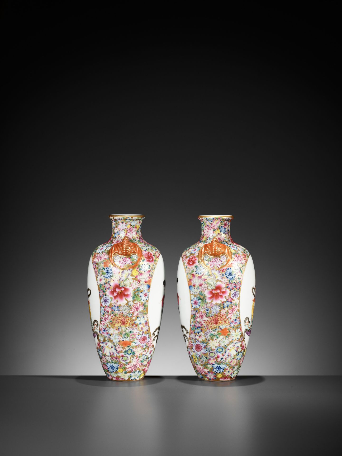 A PAIR OF FAMILLE ROSE 'MILLEFLEUR' VASES, LATE QING TO REPUBLIC - Bild 3 aus 13