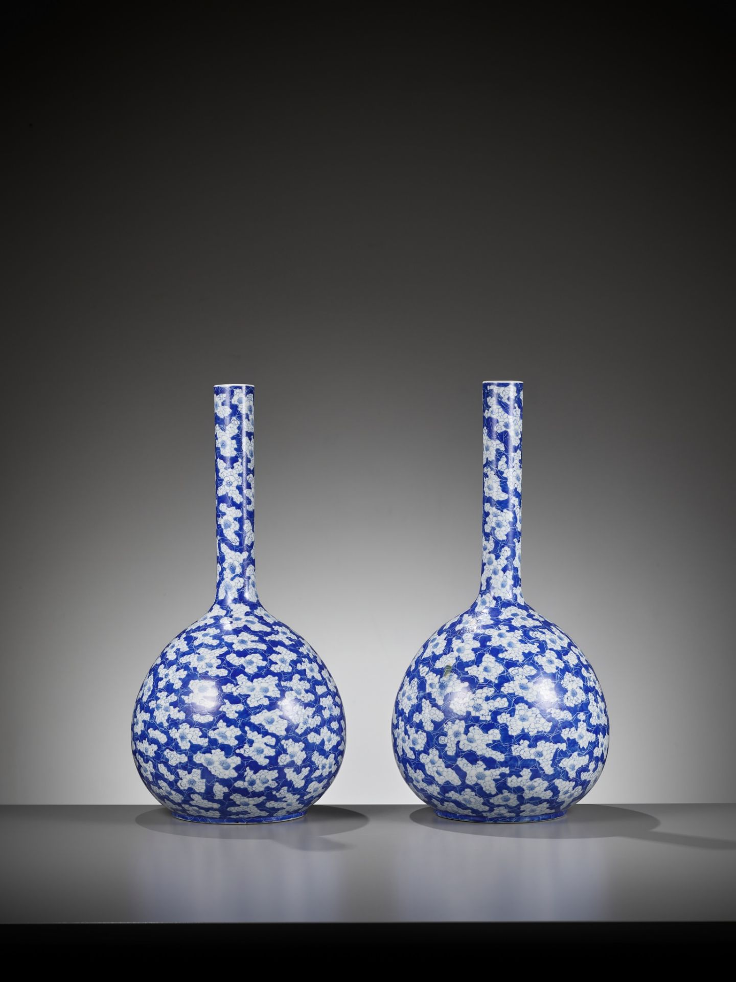 A PAIR OF BLUE AND WHITE 'ICE CRACK AND PRUNUS' BOTTLE VASES, 19TH CENTURY - Bild 2 aus 14