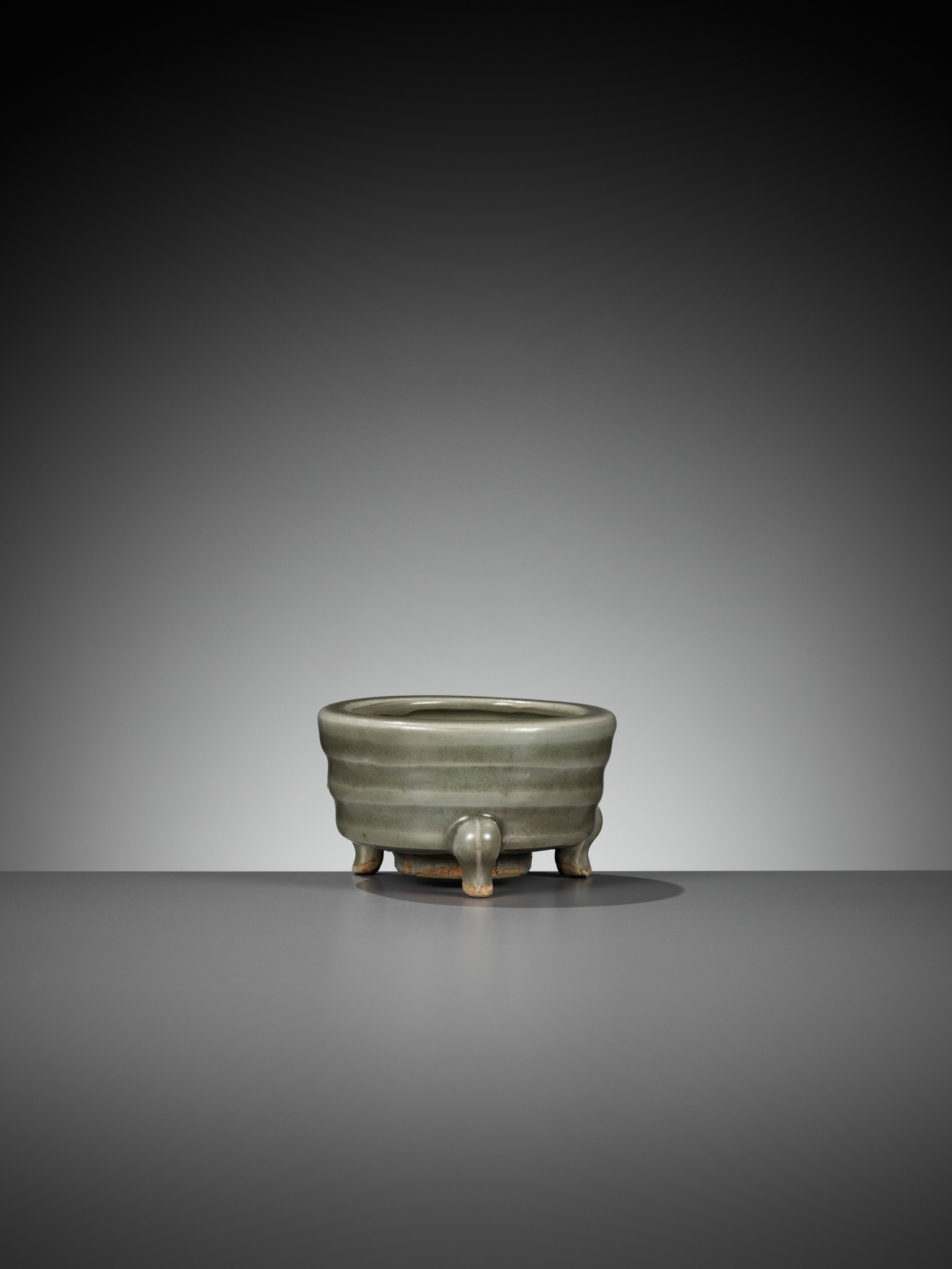 A SMALL LONGQUAN CELADON TRIPOD CENSER, LIAN, SONG DYNASTY - Image 2 of 9