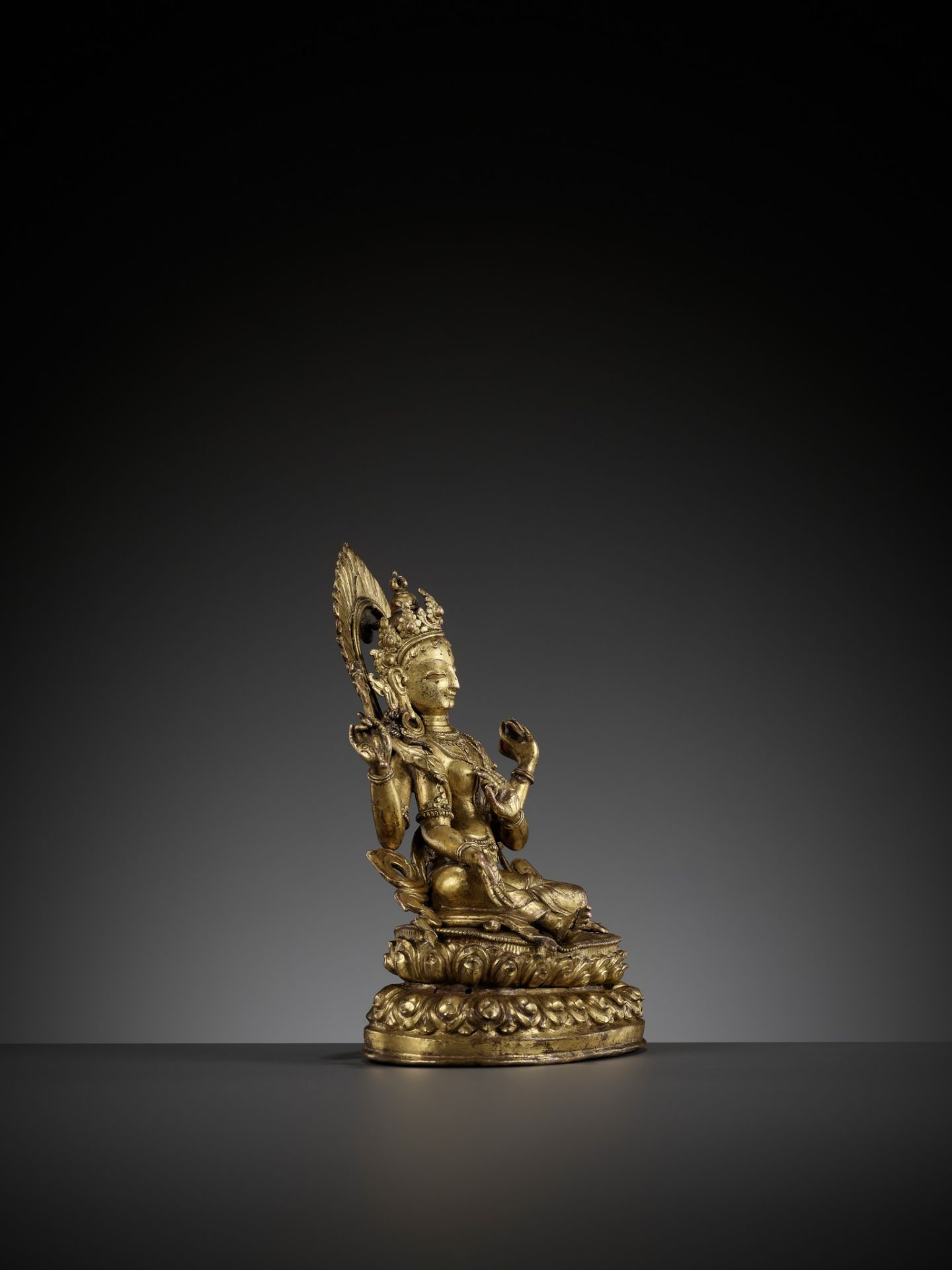 A CAST AND REPOUSSE GILT COPPER ALLOY FIGURE OF TARA, NEPAL, 18TH-19TH CENTURY - Image 11 of 13