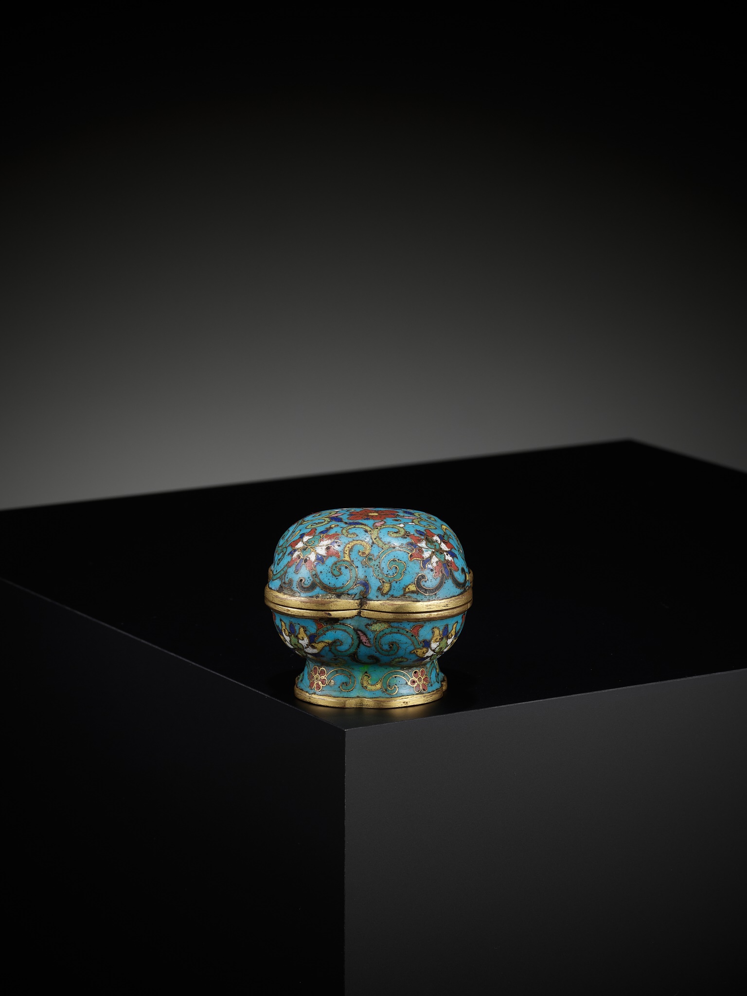 AN EXTREMELY RARE CLOISONNE ENAMEL QUADRILOBED BOX AND COVER, QIANLONG MARK AND OF THE PERIOD - Image 12 of 21