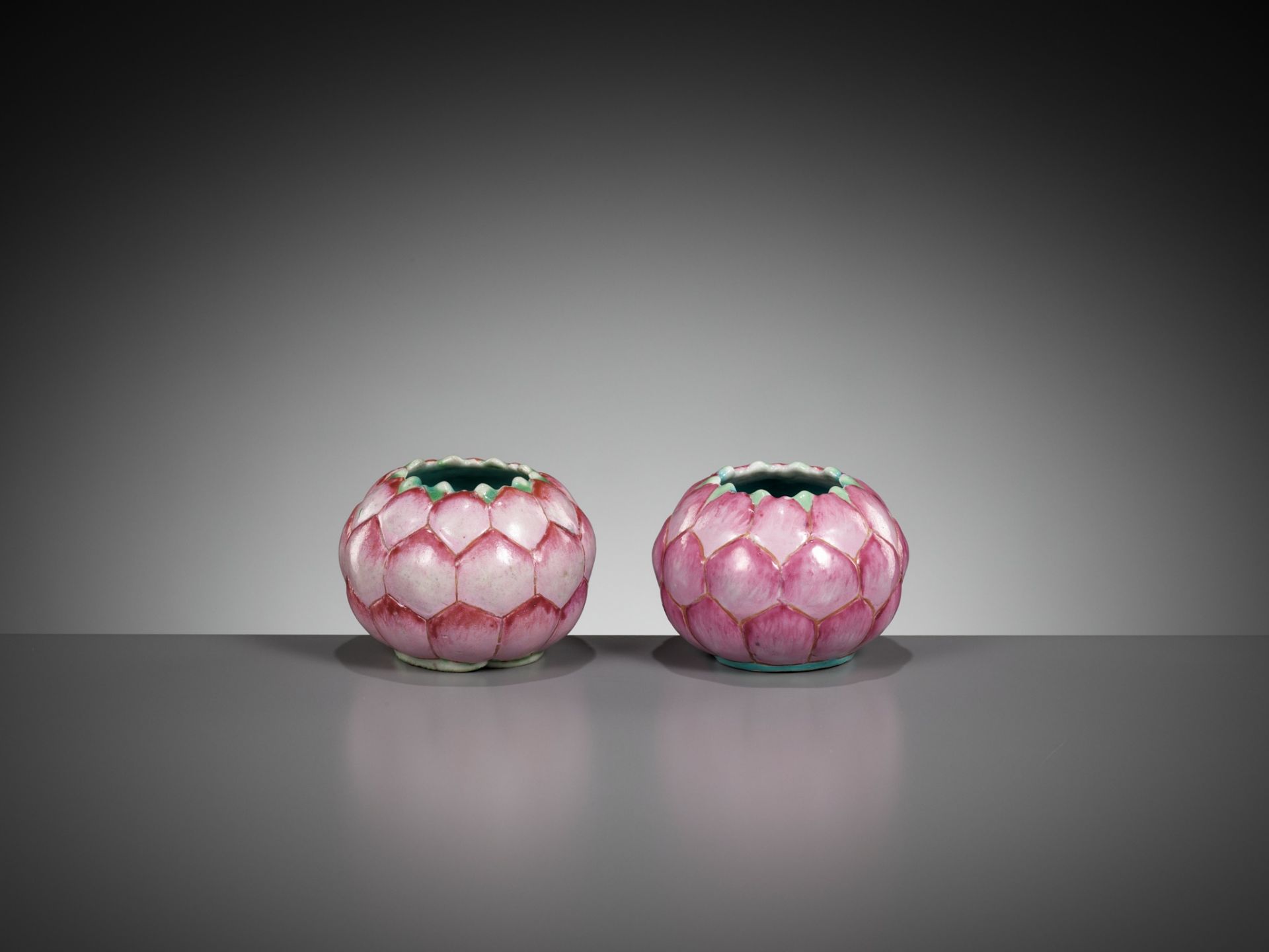 A PAIR OF LOTUS-SHAPED WATER POTS, CHINA, EARLY 19TH CENTURY - Bild 2 aus 10