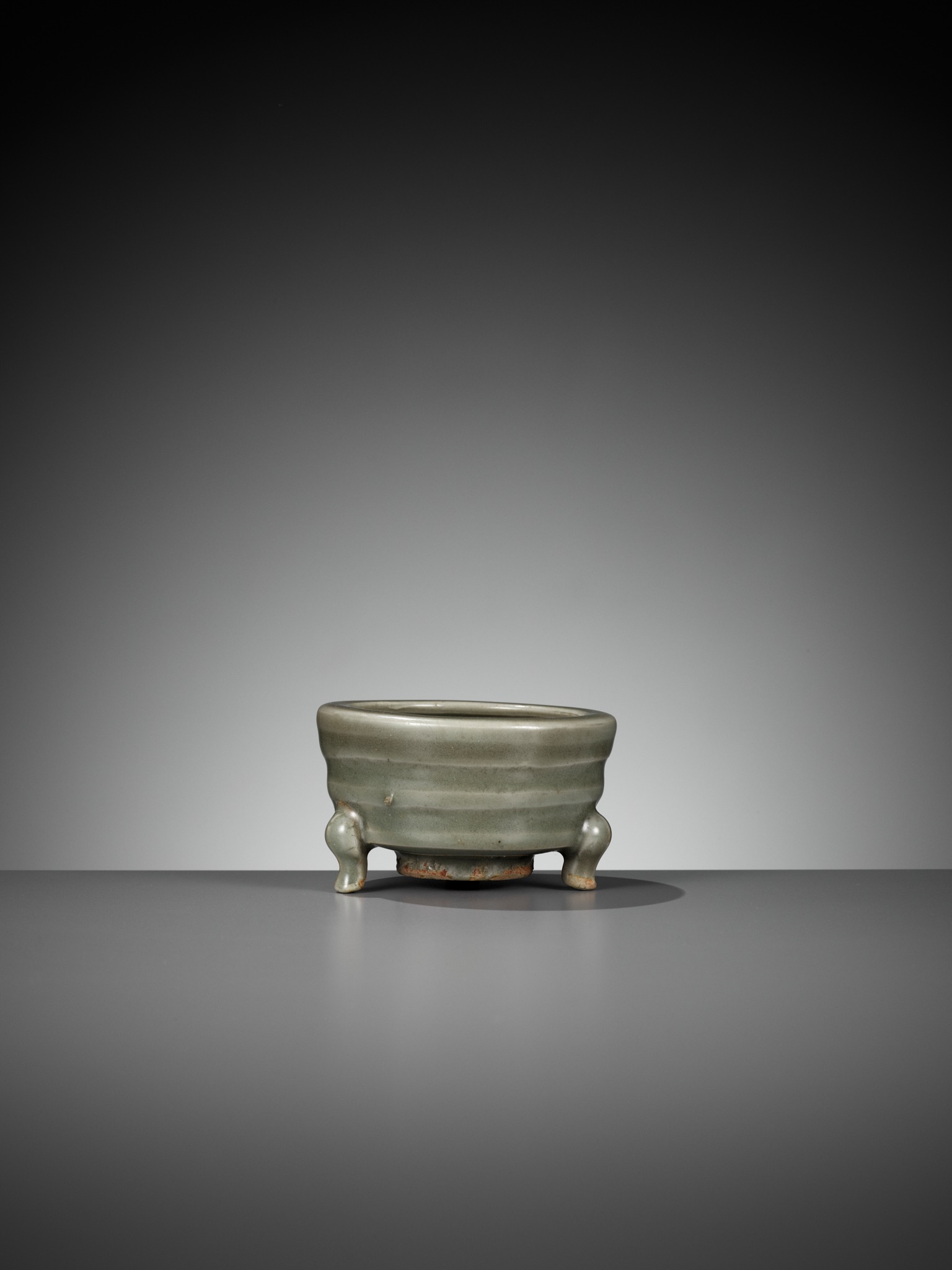 A SMALL LONGQUAN CELADON TRIPOD CENSER, LIAN, SONG DYNASTY - Image 6 of 9