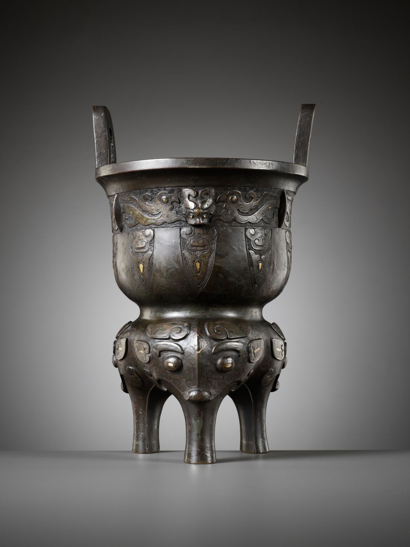 A GOLD AND SILVER-INLAID BRONZE ARCHAISTIC STEAMER, SONG TO MING DYNASTY - Image 2 of 24