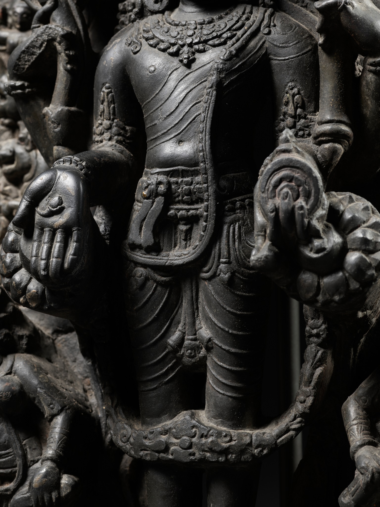 A MASSIVE BLACK STONE TRINITY STELE DEPICTING VISHNU, SARASVATI AND LAKSHMI, PALA PERIOD - Image 6 of 12