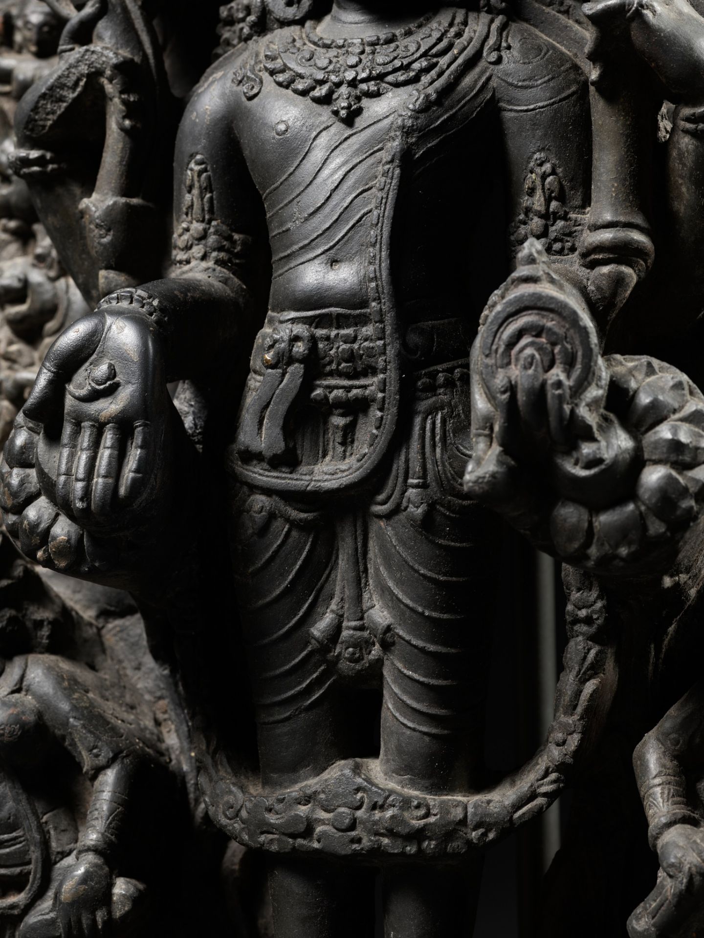 A MASSIVE BLACK STONE TRINITY STELE DEPICTING VISHNU, SARASVATI AND LAKSHMI, PALA PERIOD - Bild 6 aus 12