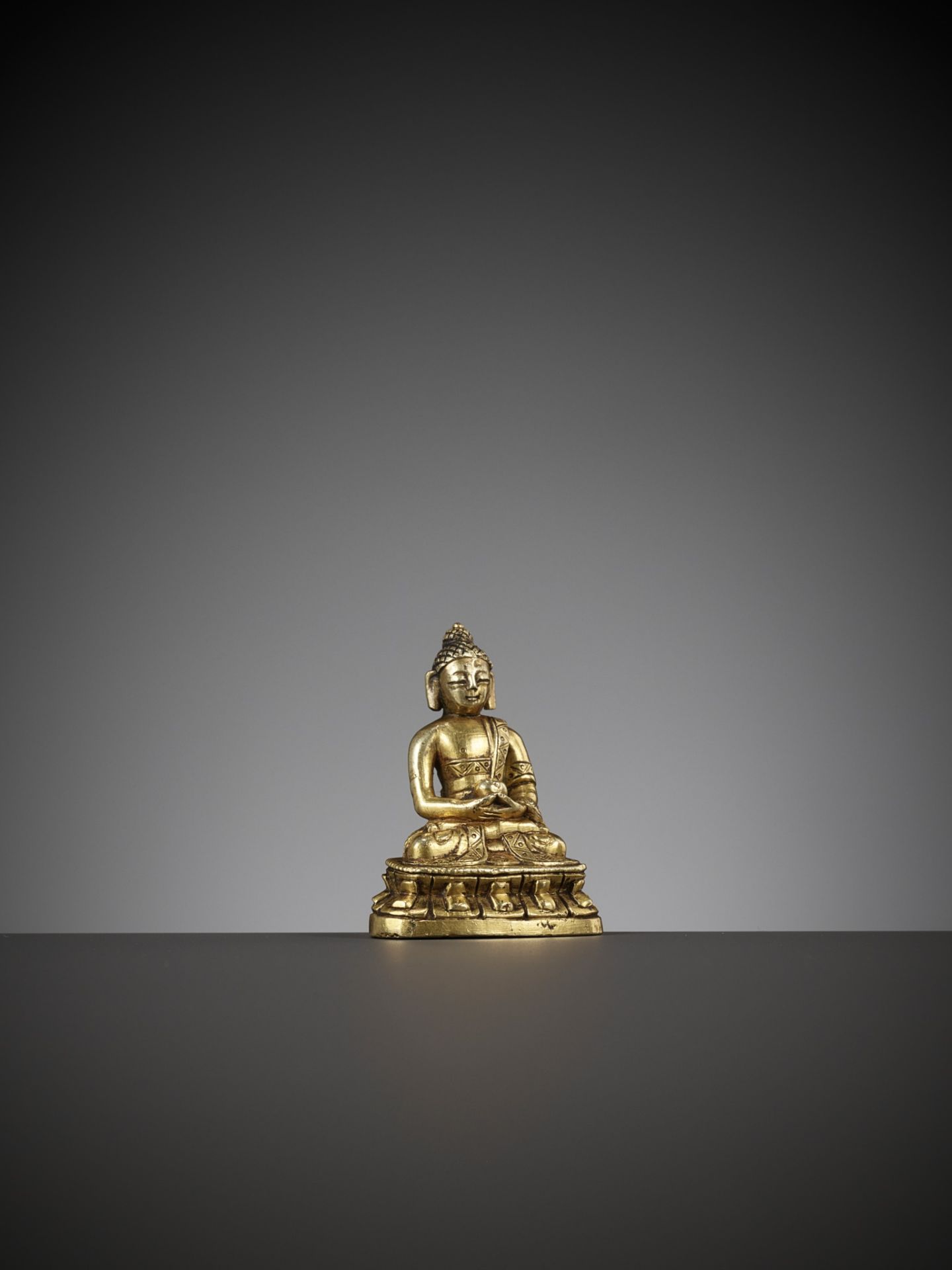 A VERY FINE GILT-BRONZE MINIATURE FIGURE OF BHAISAJYAGURU, QIANLONG PERIOD - Bild 8 aus 10