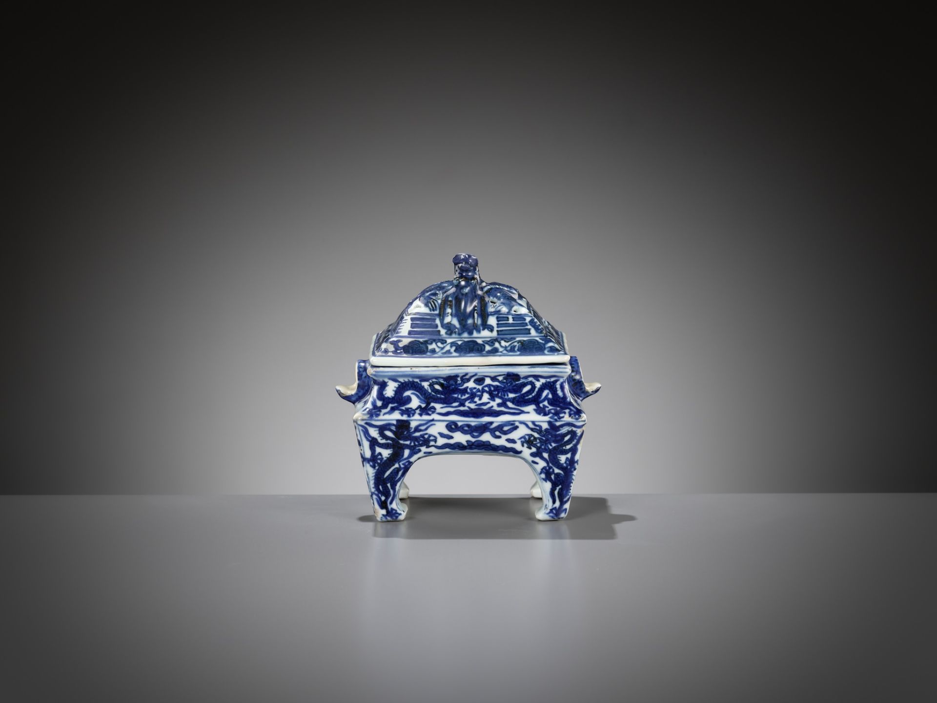 A RARE BLUE AND WHITE 'DRAGON' CENSER, WANLI MARK AND PERIOD - Image 9 of 16