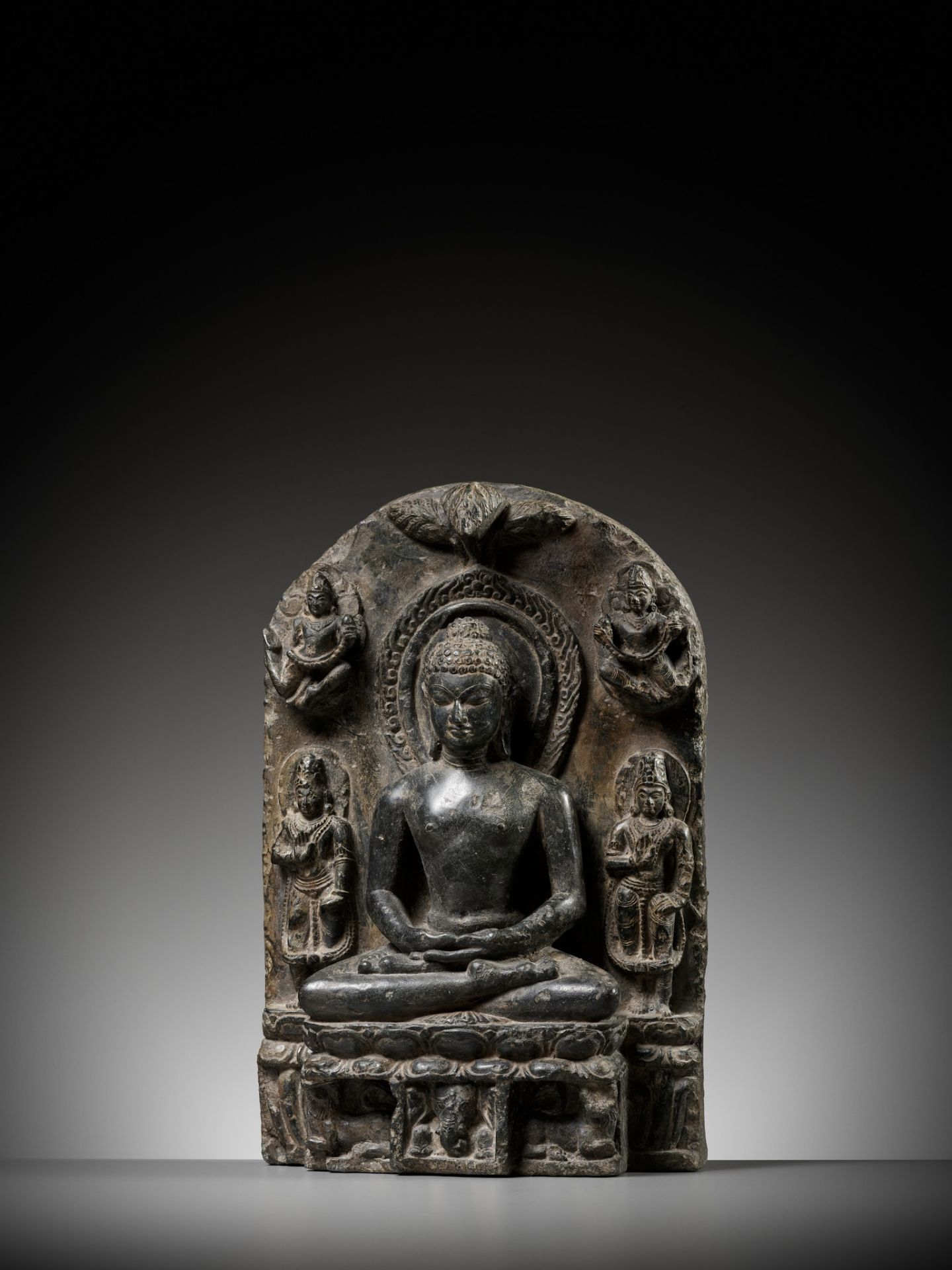 A BLACK STONE STELE DEPICTING BUDDHA, PALA EMPIRE - Bild 5 aus 11