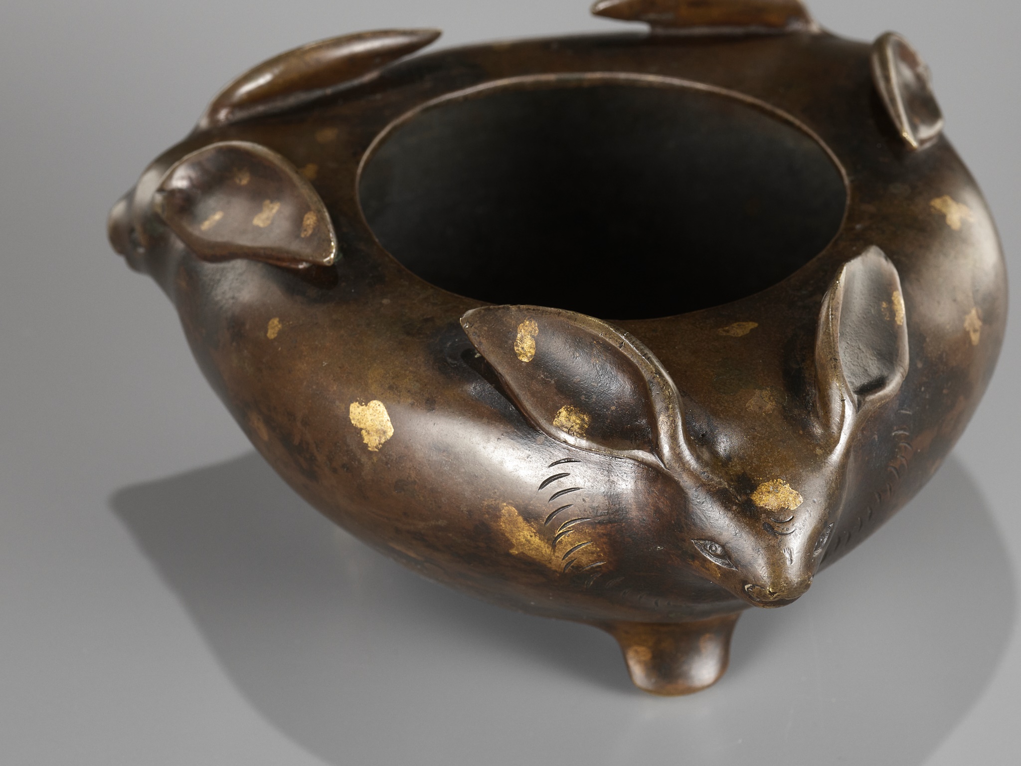 A RARE GILT-SPLASHED BRONZE 'THREE HARES' CENSER, 17TH-18TH CENTURY - Image 11 of 12