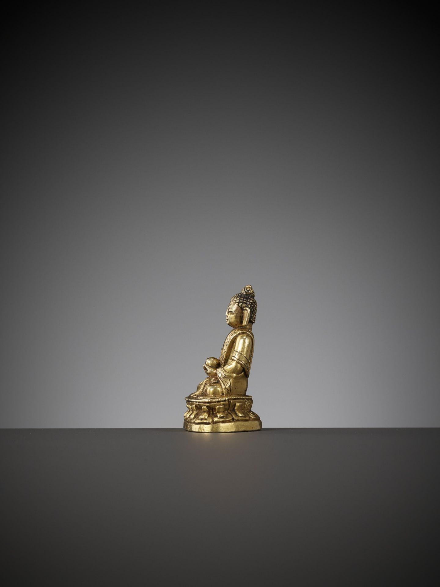 A VERY FINE GILT-BRONZE MINIATURE FIGURE OF BHAISAJYAGURU, QIANLONG PERIOD - Bild 5 aus 10