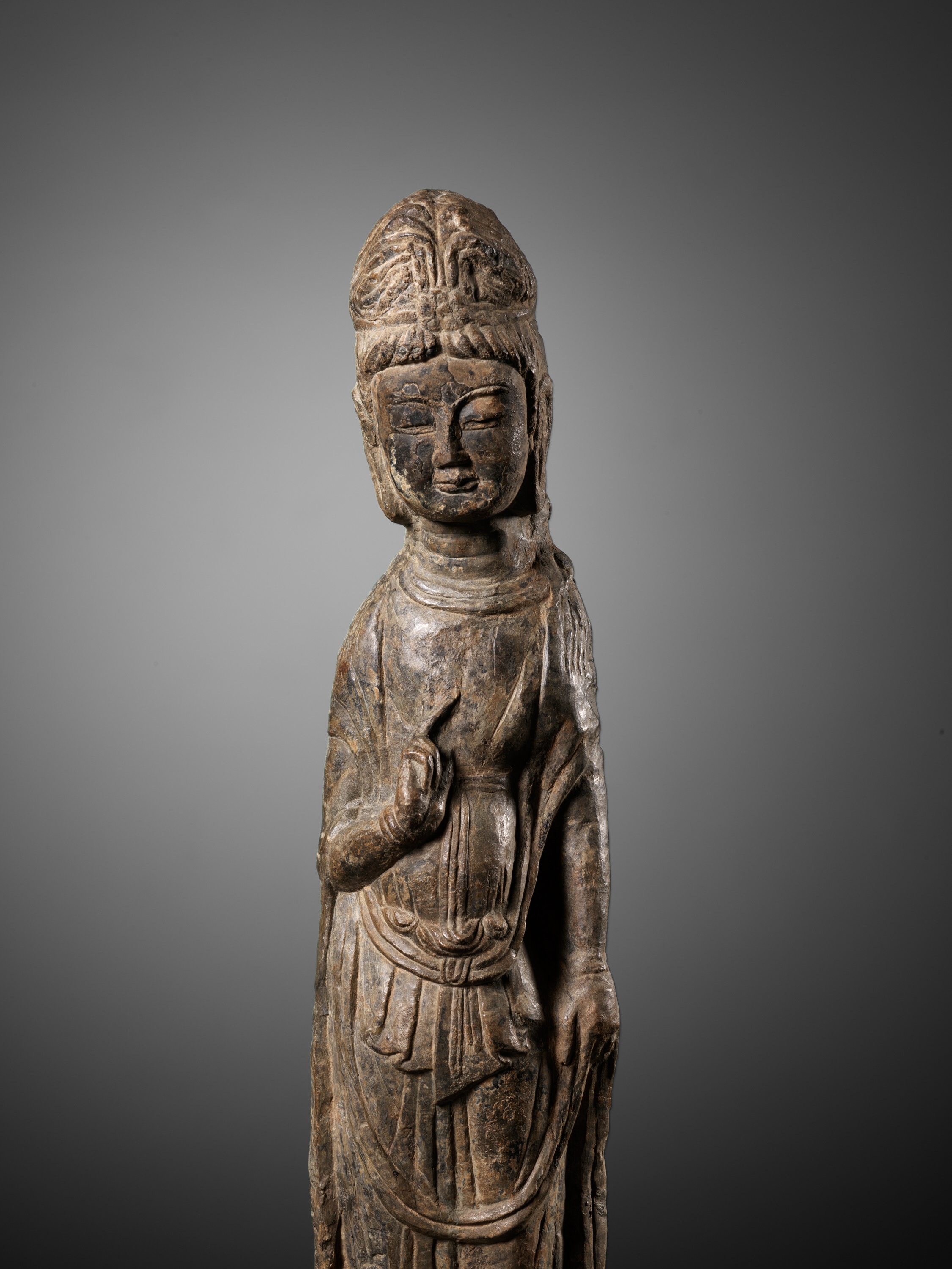 A RARE AND IMPORTANT LIMESTONE FIGURE OF A BODHISATTVA, LONGMEN GROTTOES, NORTHERN WEI DYNASTY - Image 17 of 18
