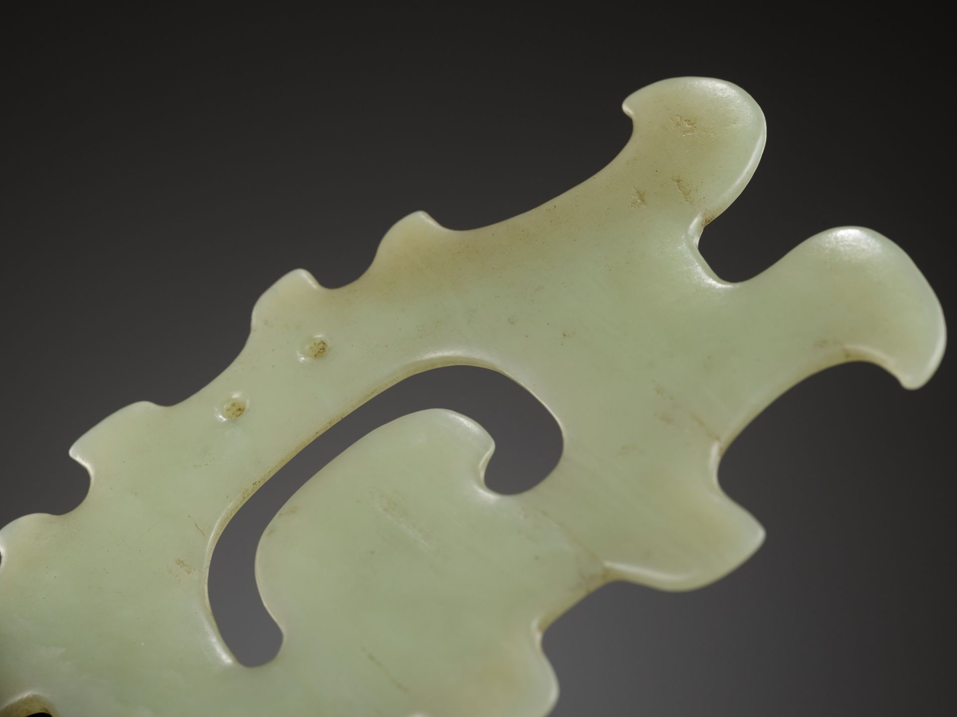 A PALE GREEN JADE 'CLOUD-SCROLL' PENDANT, HONGSHAN CULTURE - Image 6 of 9