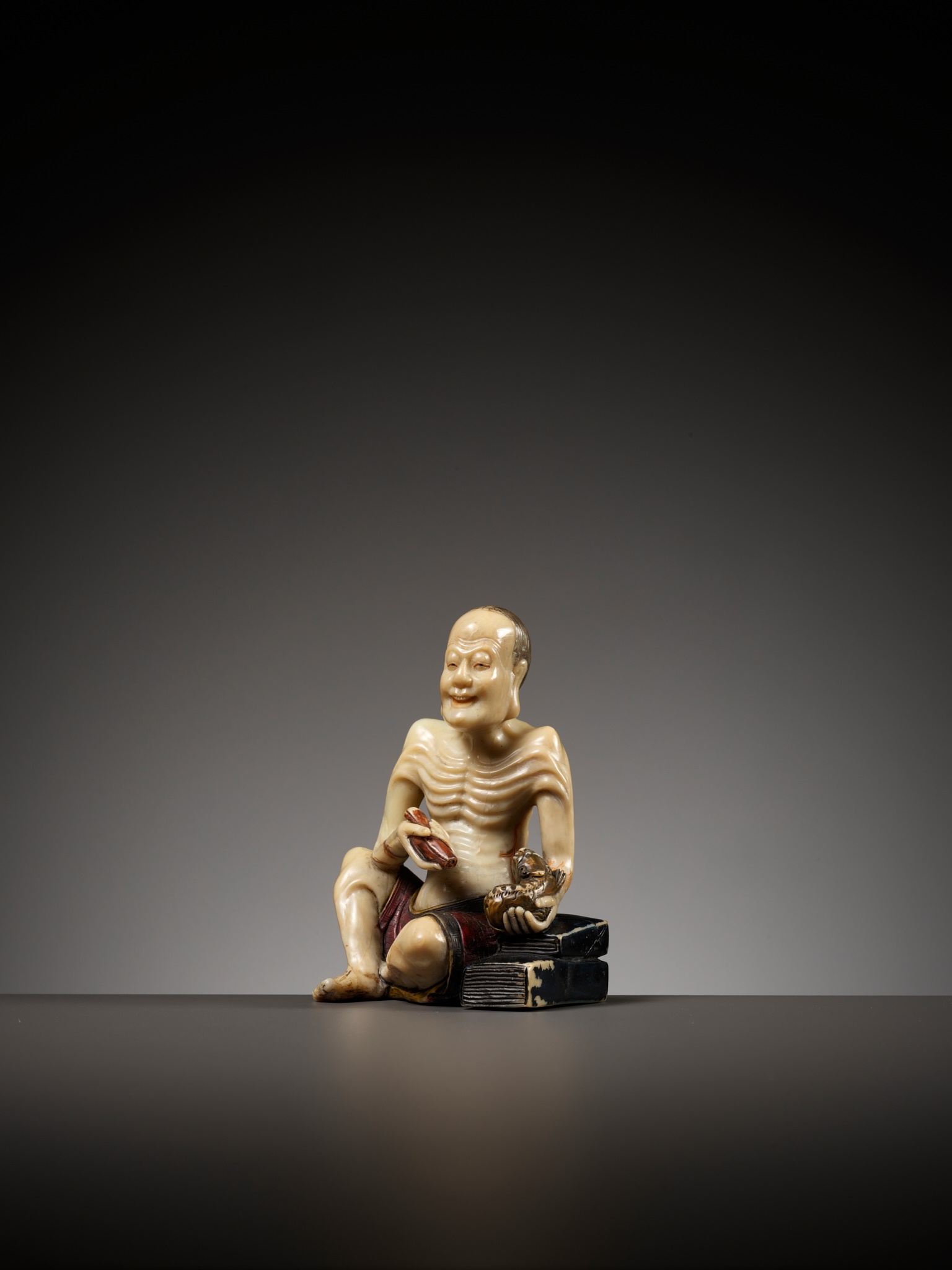 A SOAPSTONE FIGURE OF VIJRAPUTRA, MID-QING DYNASTY - Image 8 of 15